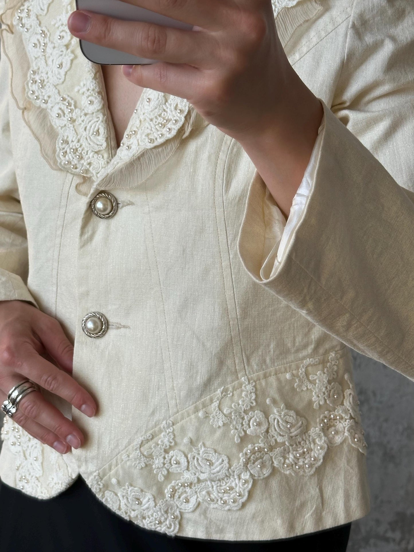 Vintage embroidered slim-fitted blazer in white (ivory)