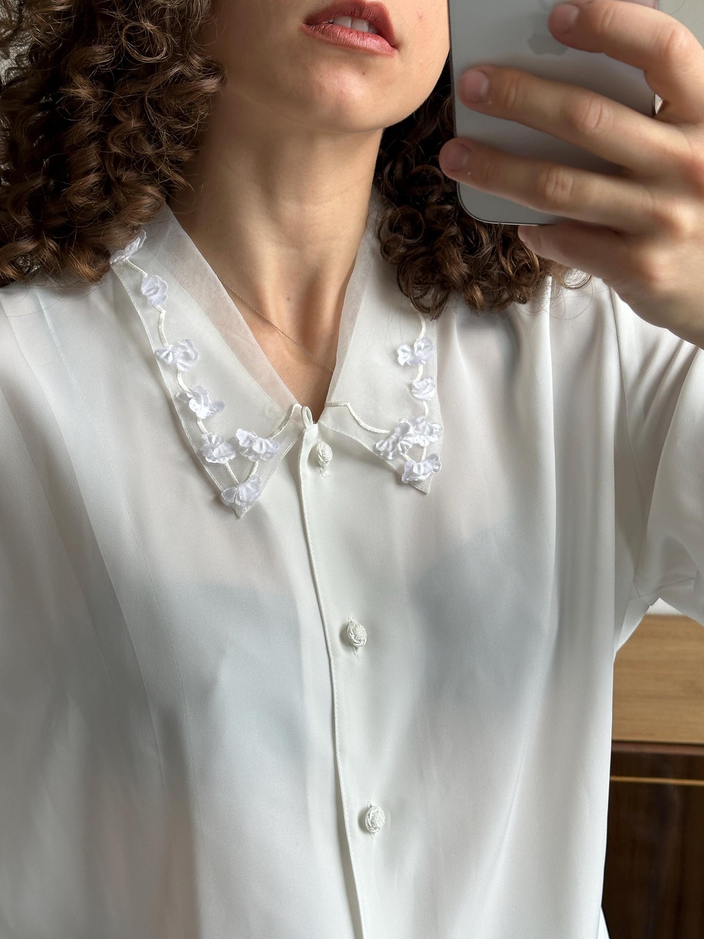 Vintage embroidered flowy blouse in white/cream
