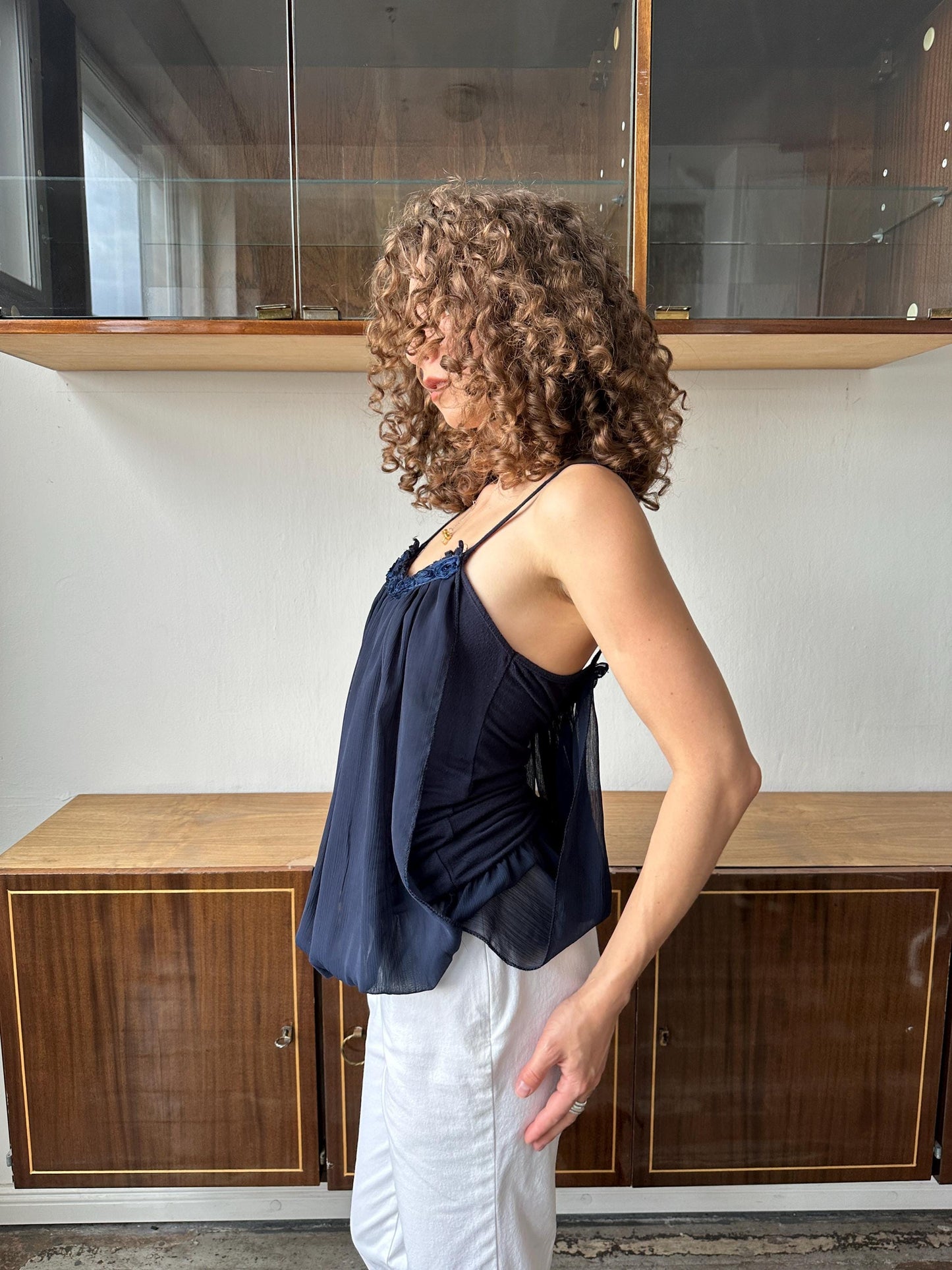 Vintage balloon top in dark blue with floral detail
