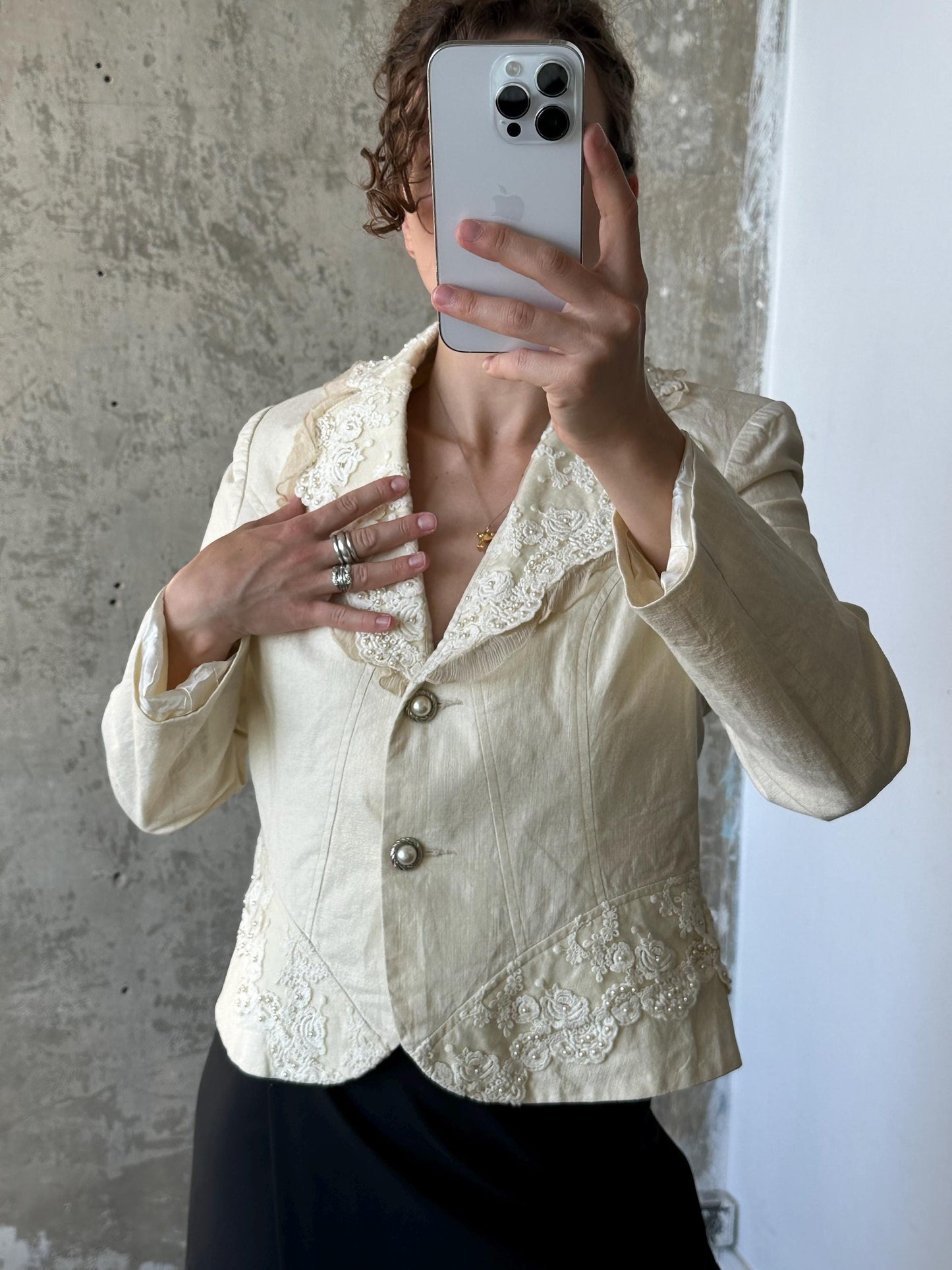 Vintage embroidered slim-fitted blazer in white (ivory)