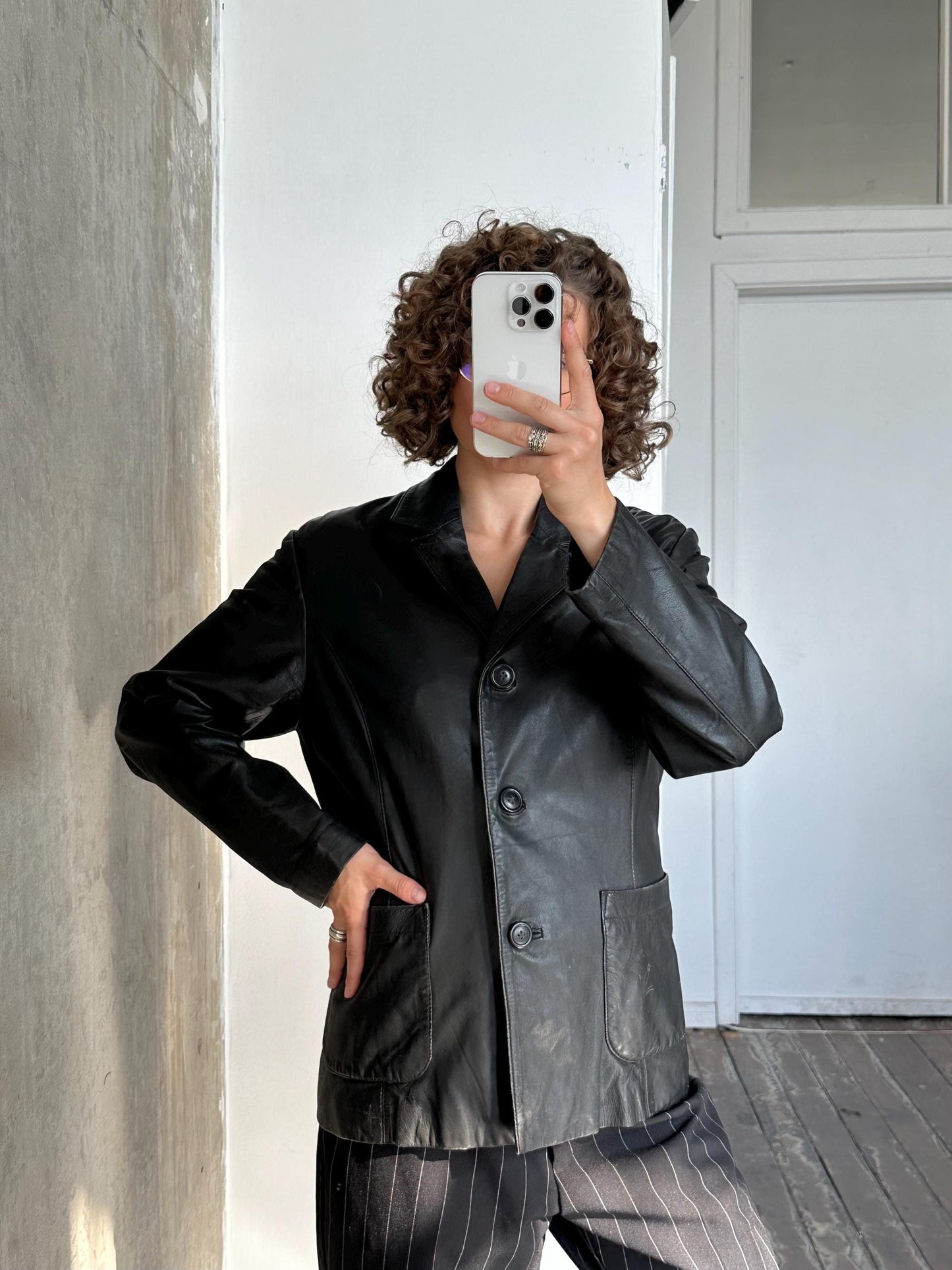 Vintage 90s cropped leather blazer in black