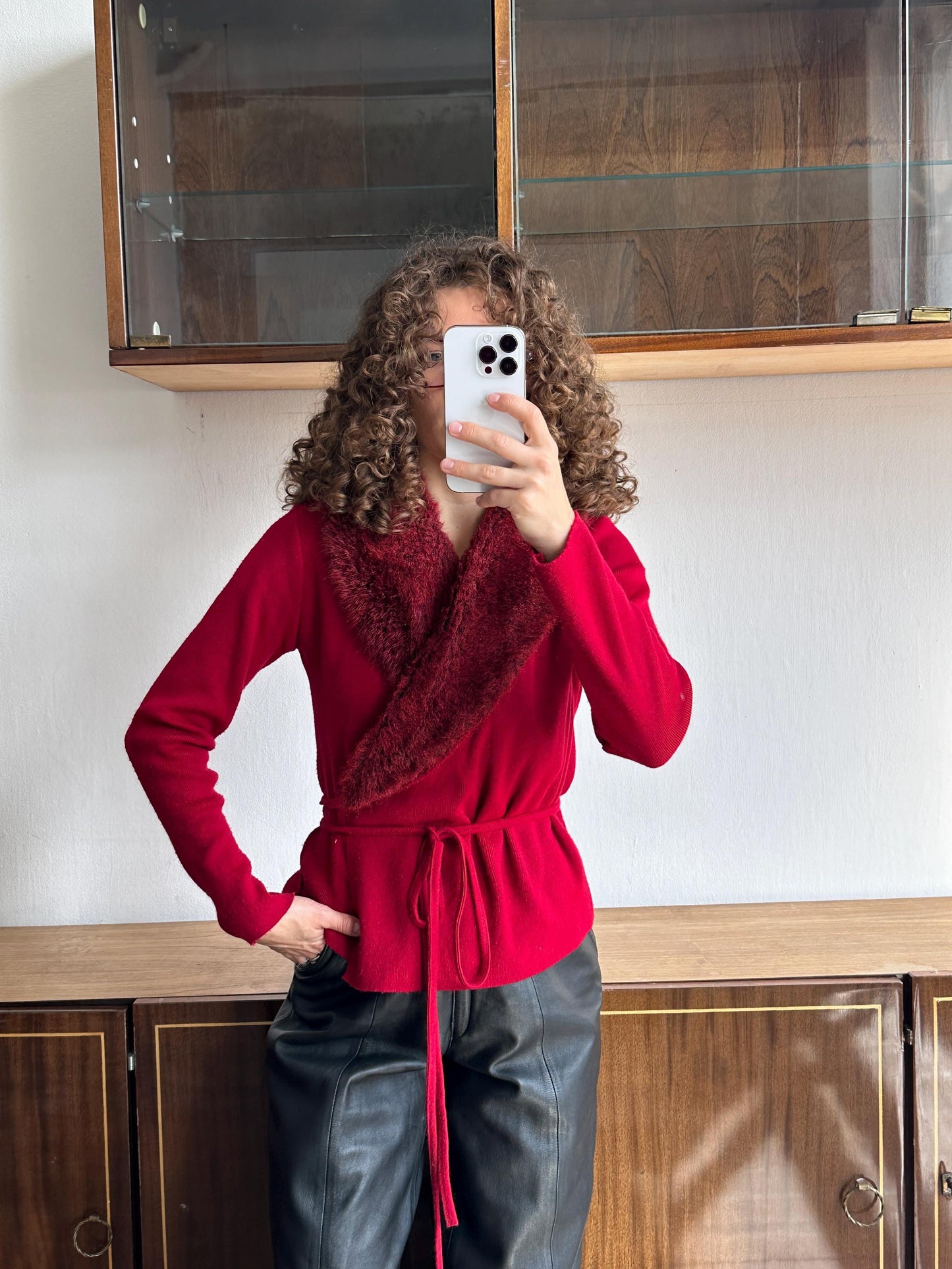 Vintage women slim-fit belted red cardigan with fur collar