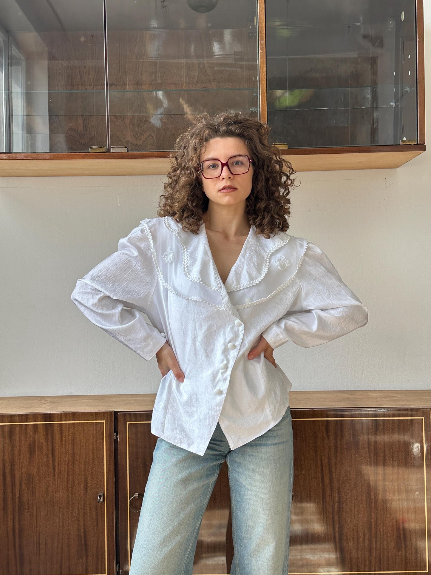 Vintage embroidered women blouse in white with large collar