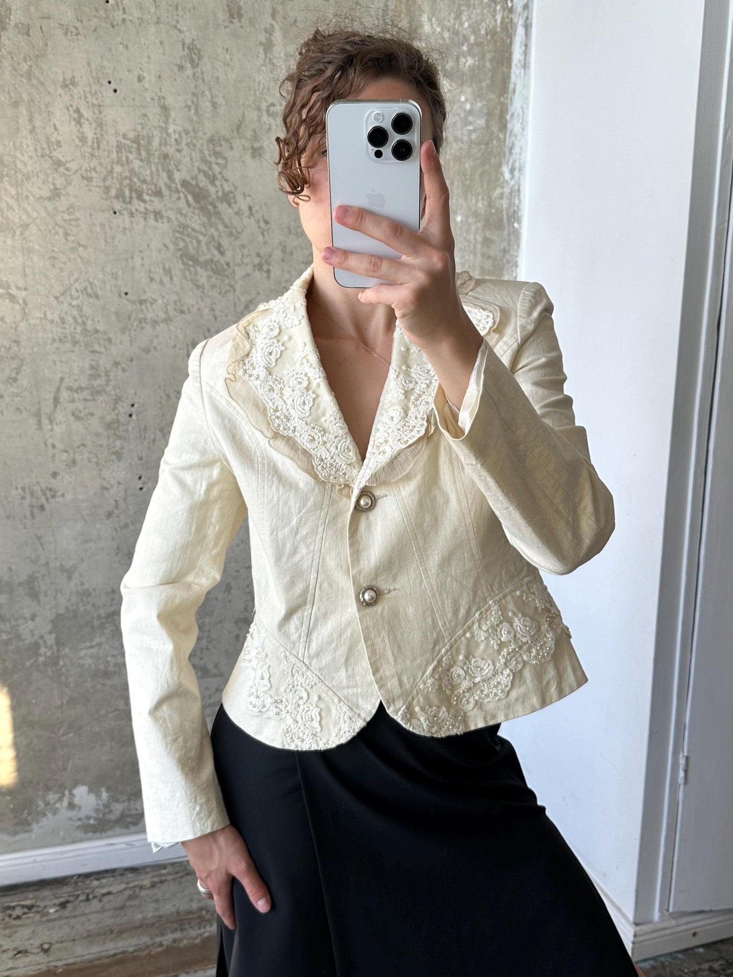 Vintage embroidered slim-fitted blazer in white (ivory)