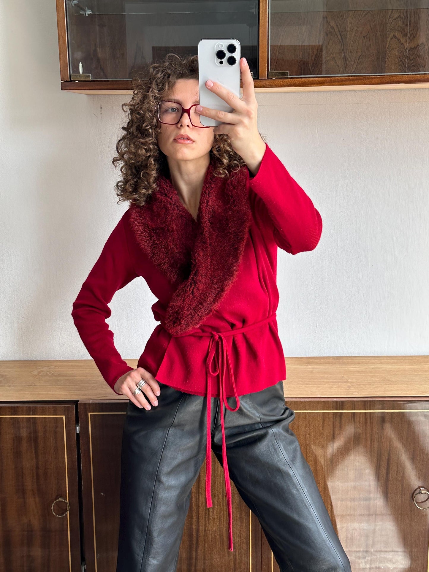 Vintage women slim-fit belted red cardigan with fur collar
