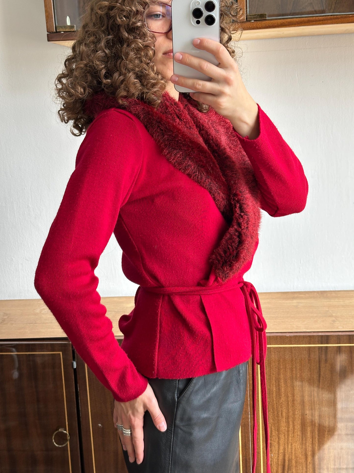 Vintage women slim-fit belted red cardigan with fur collar