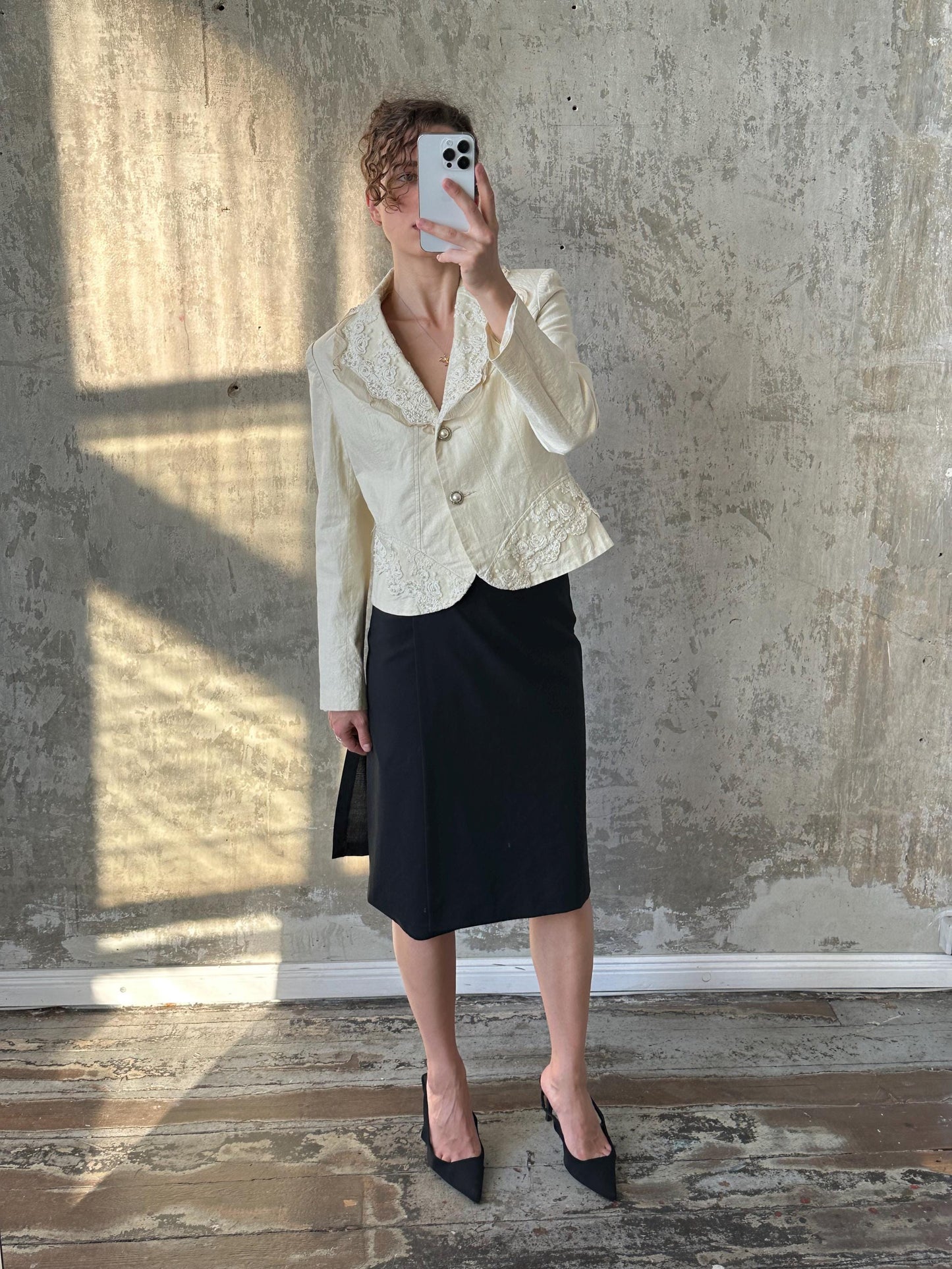 Vintage embroidered slim-fitted blazer in white (ivory)
