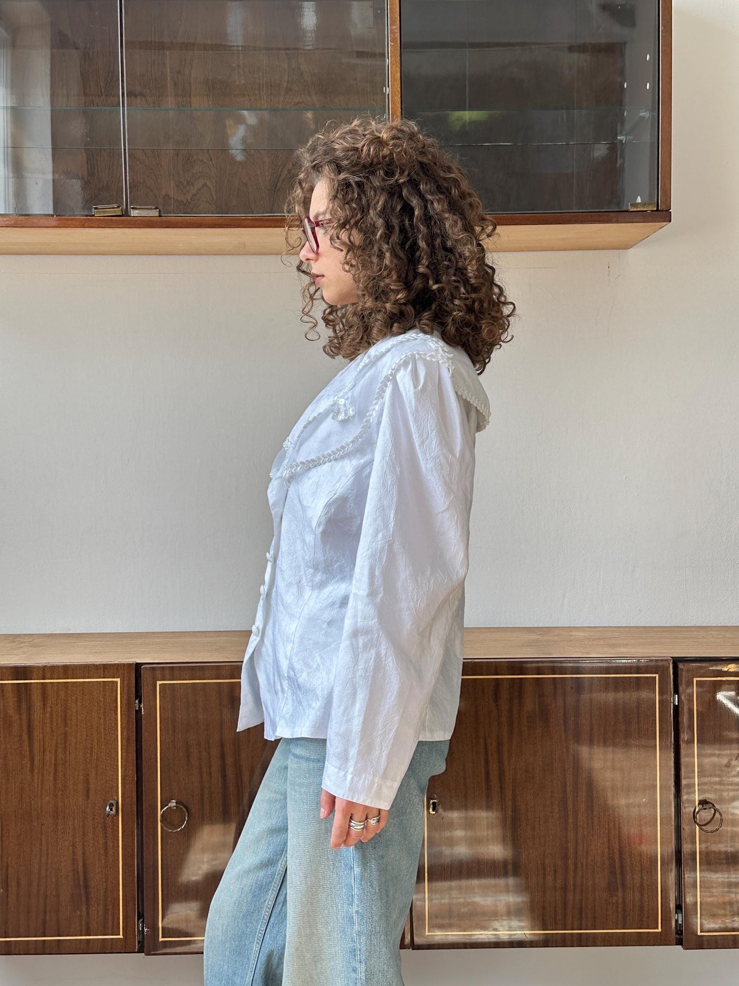 Vintage embroidered women blouse in white with large collar