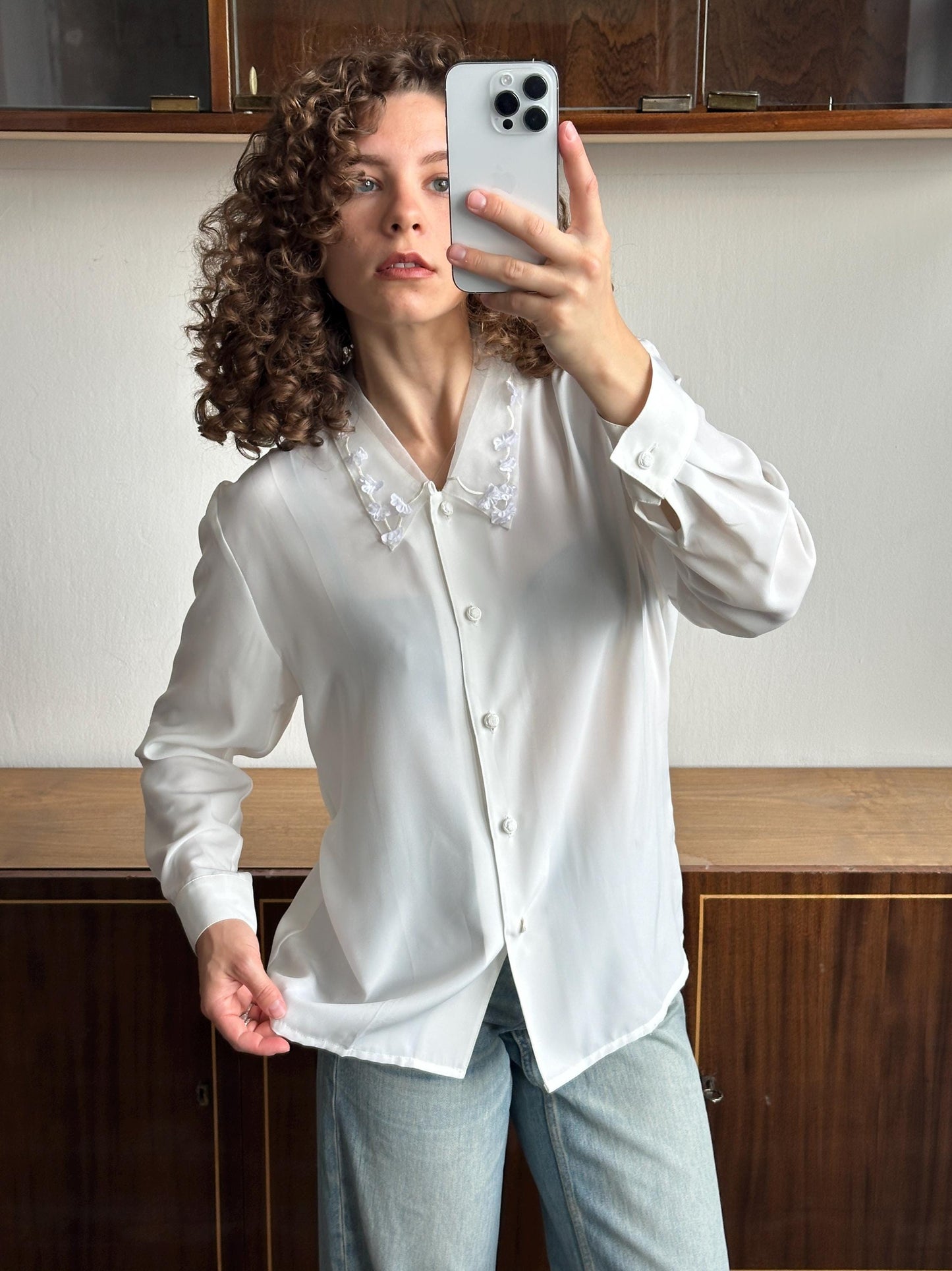Vintage embroidered flowy blouse in white/cream