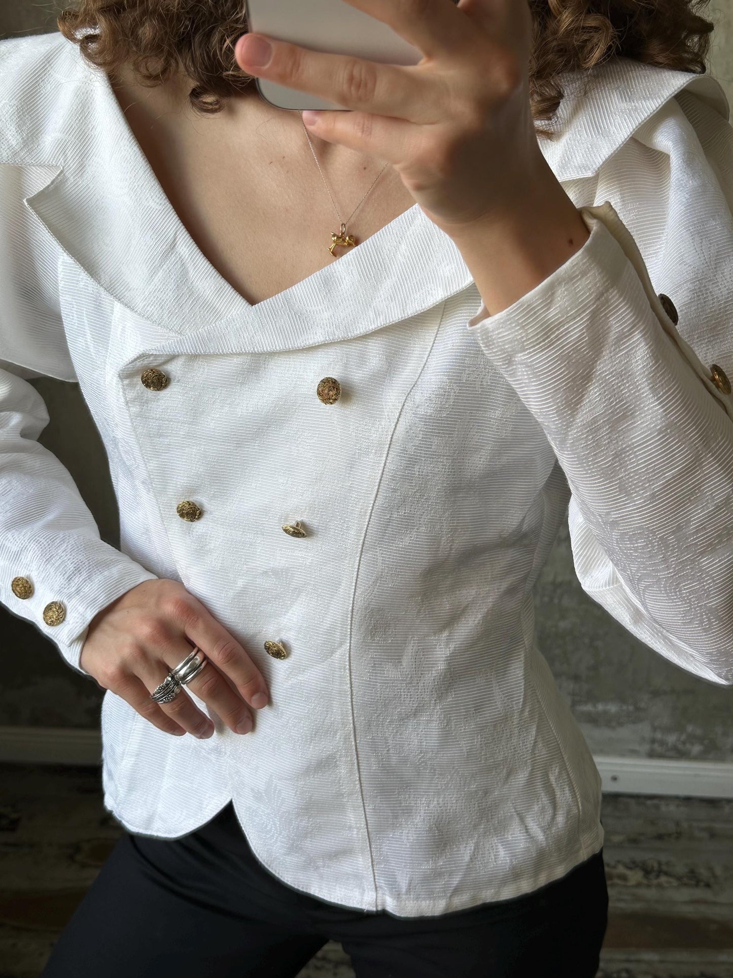 Vintage women's open neck fitted blazer in white