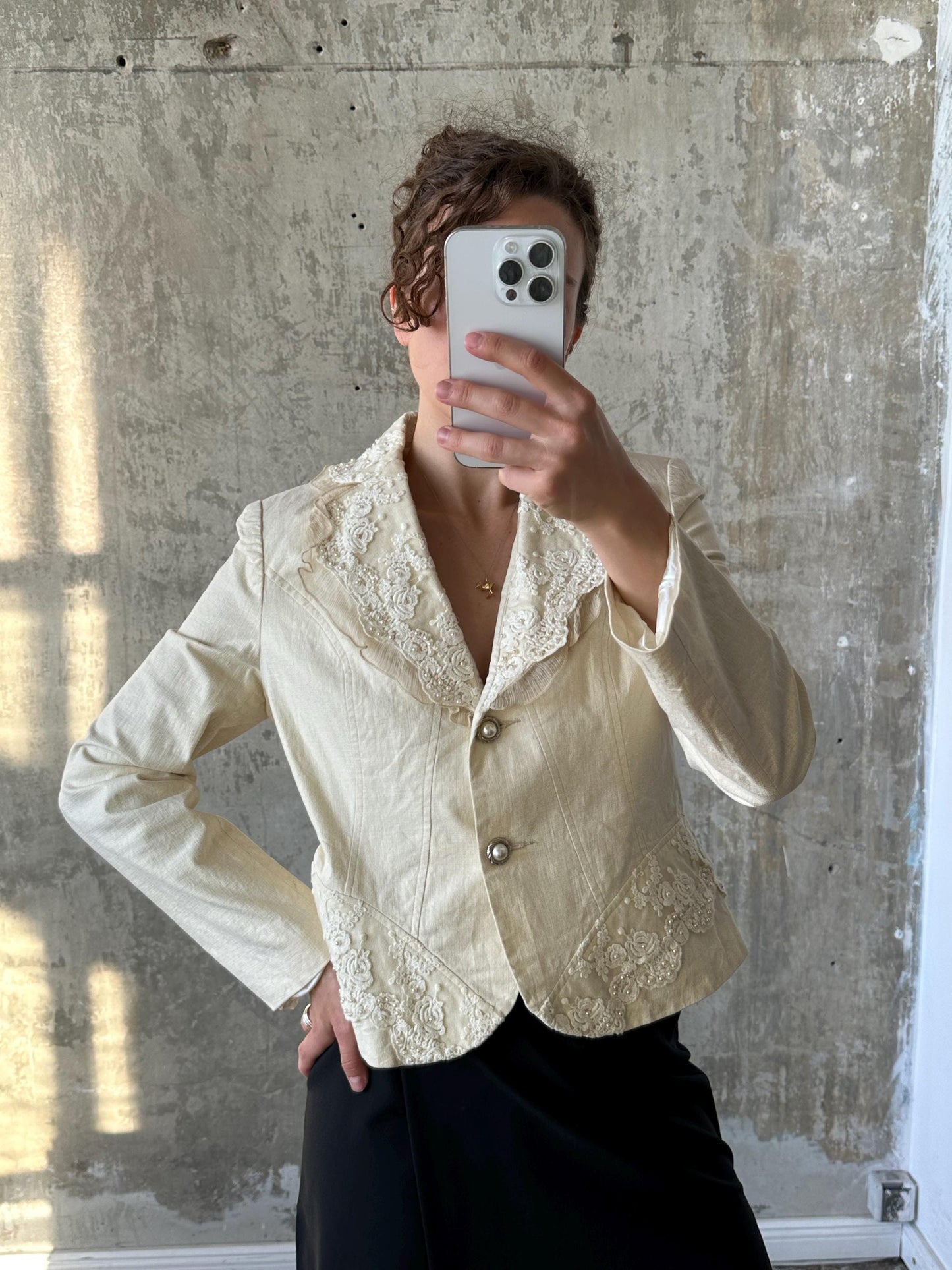 Vintage embroidered slim-fitted blazer in white (ivory)