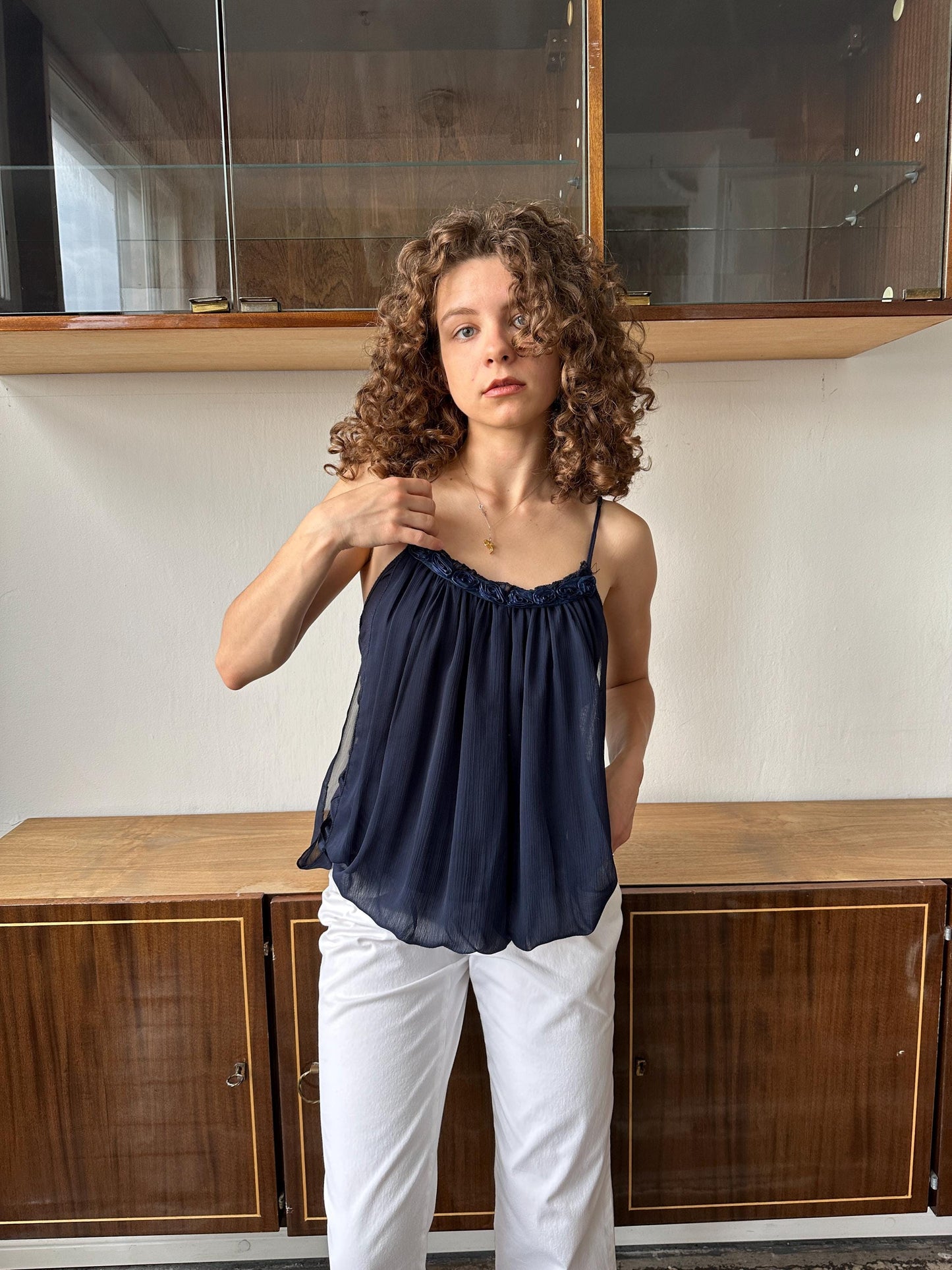 Vintage balloon top in dark blue with floral detail
