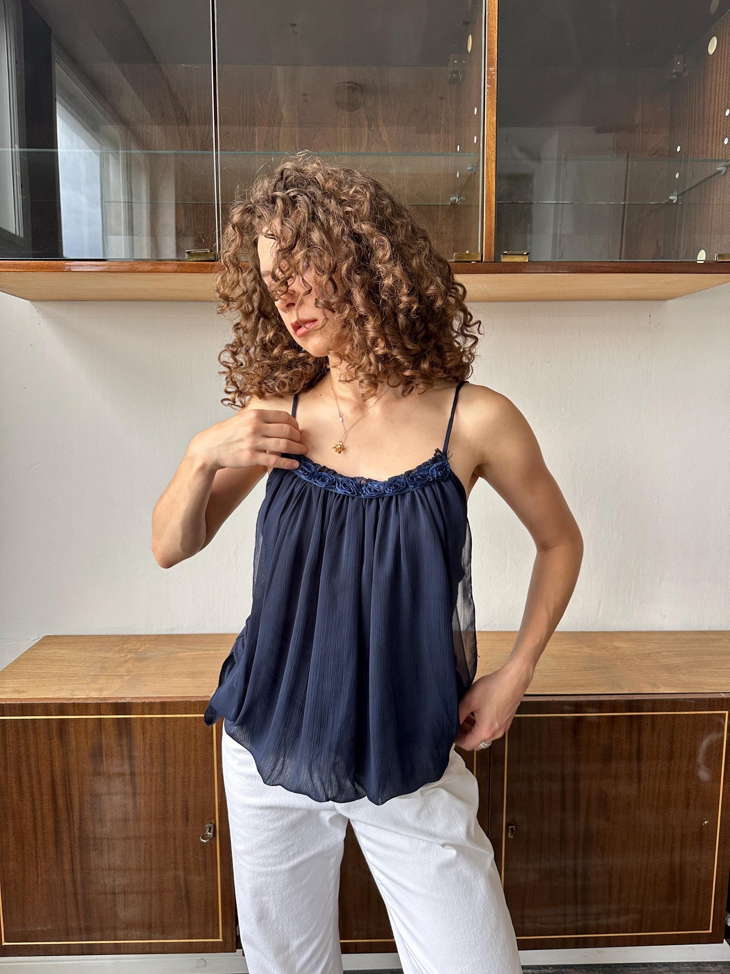 Vintage balloon top in dark blue with floral detail