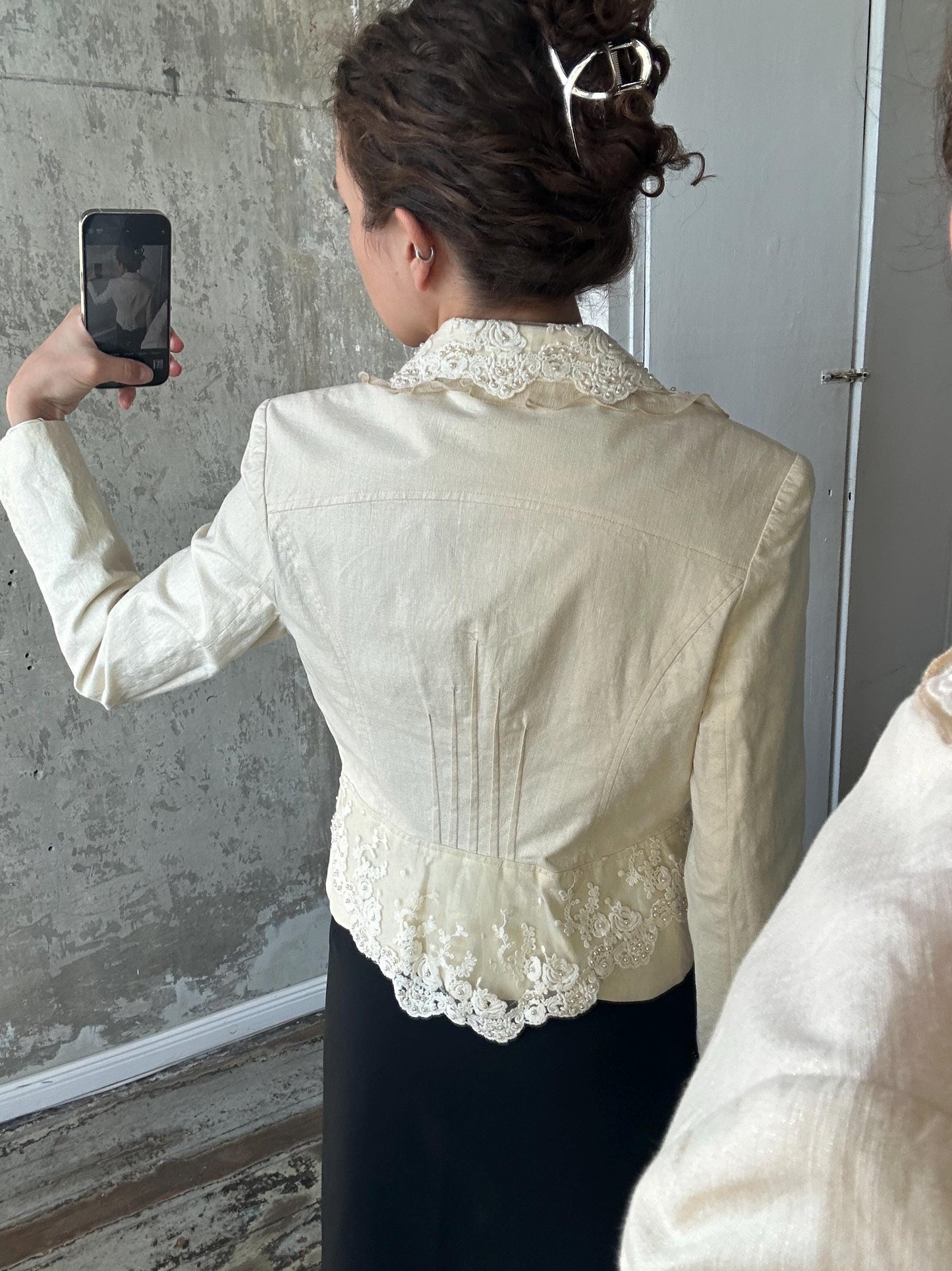 Vintage embroidered slim-fitted blazer in white (ivory)