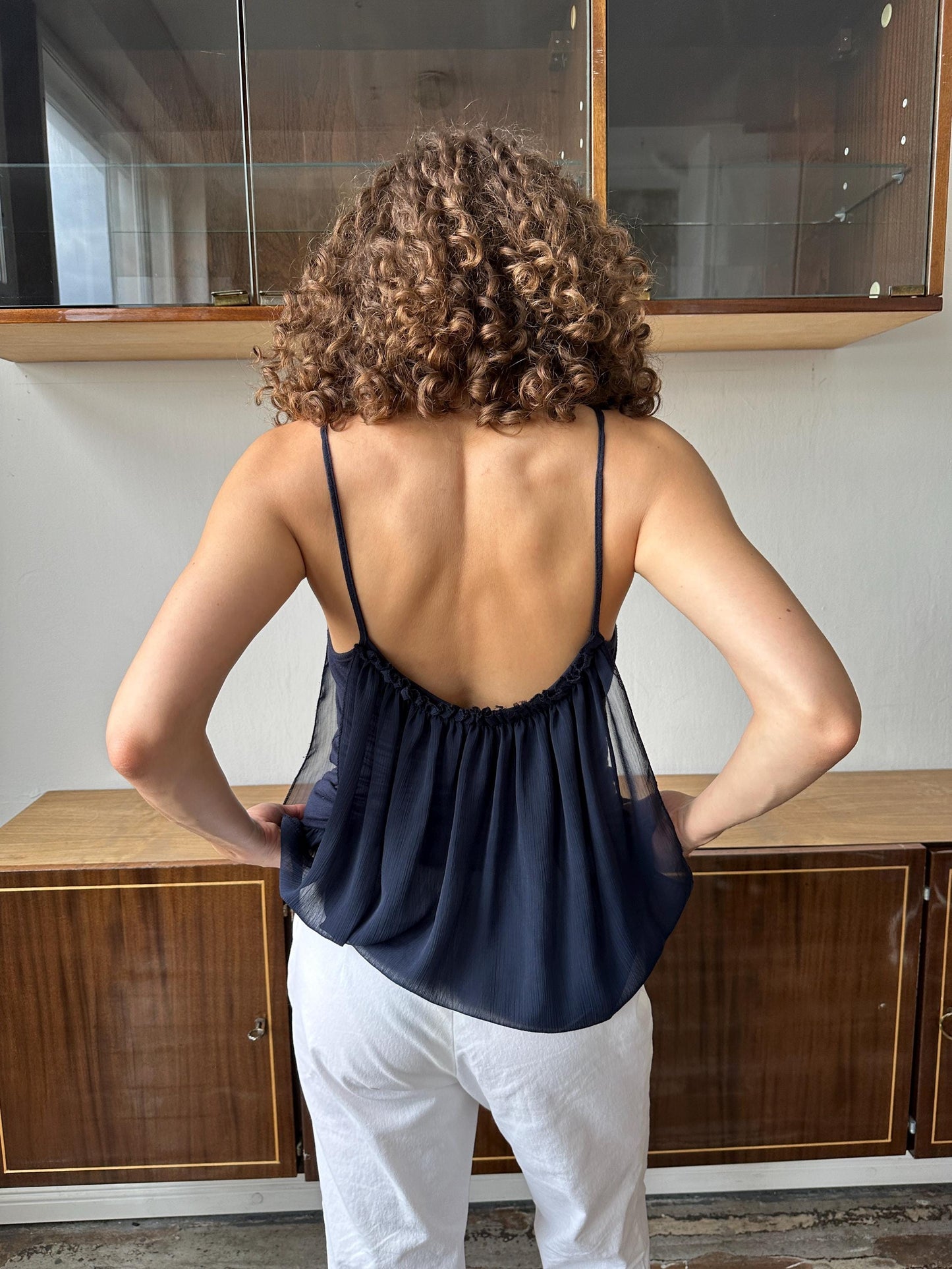 Vintage balloon top in dark blue with floral detail