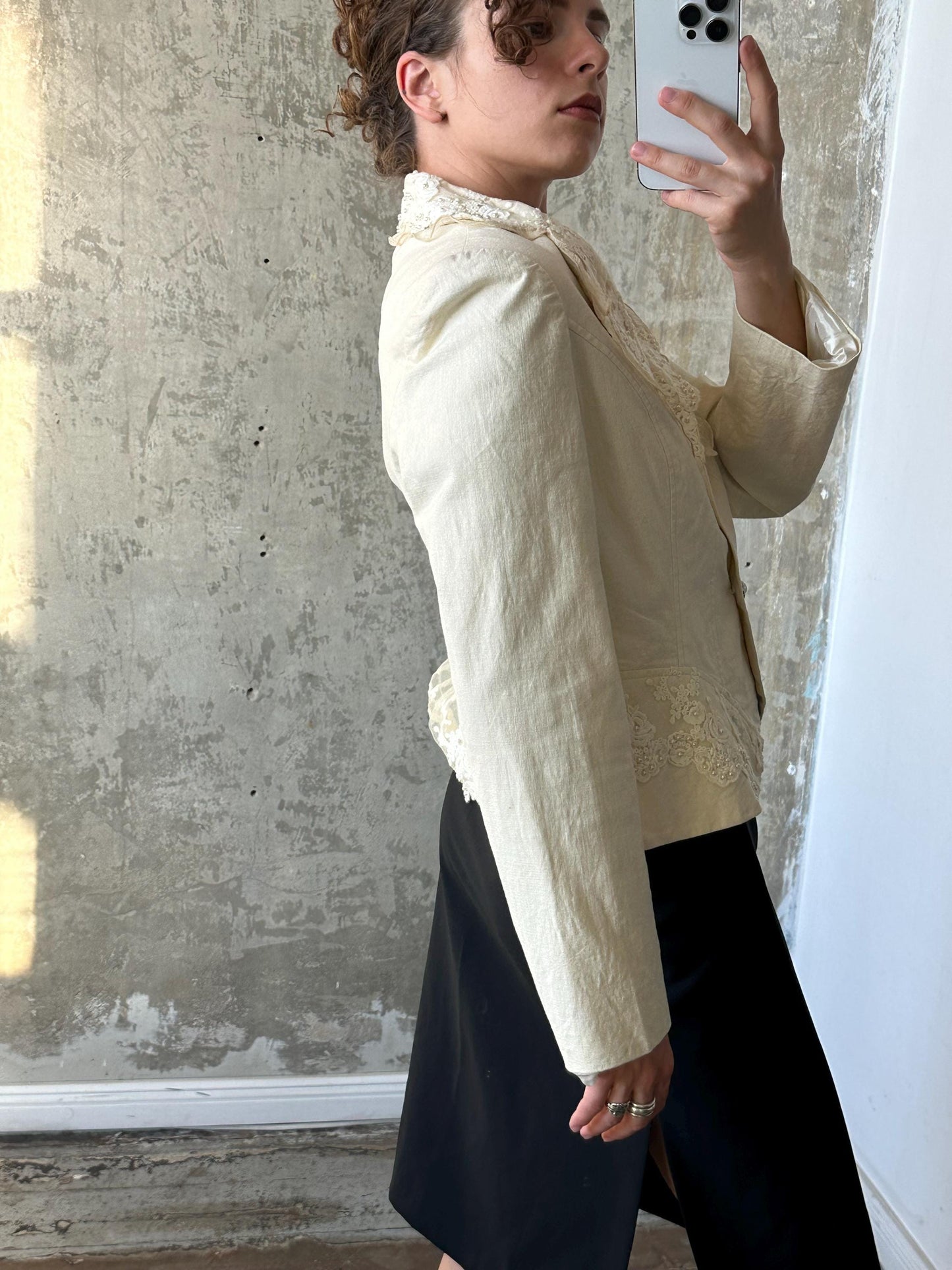 Vintage embroidered slim-fitted blazer in white (ivory)