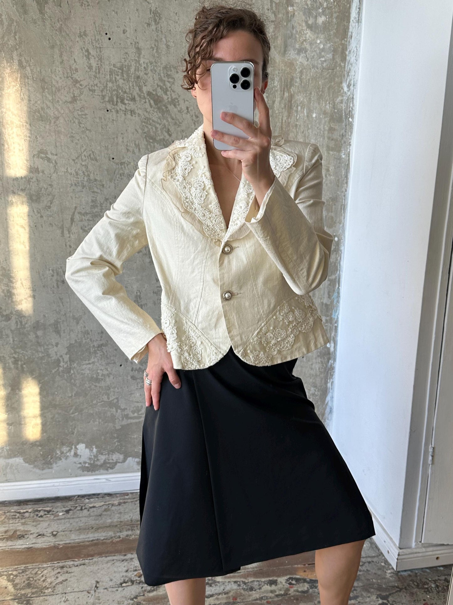 Vintage embroidered slim-fitted blazer in white (ivory)