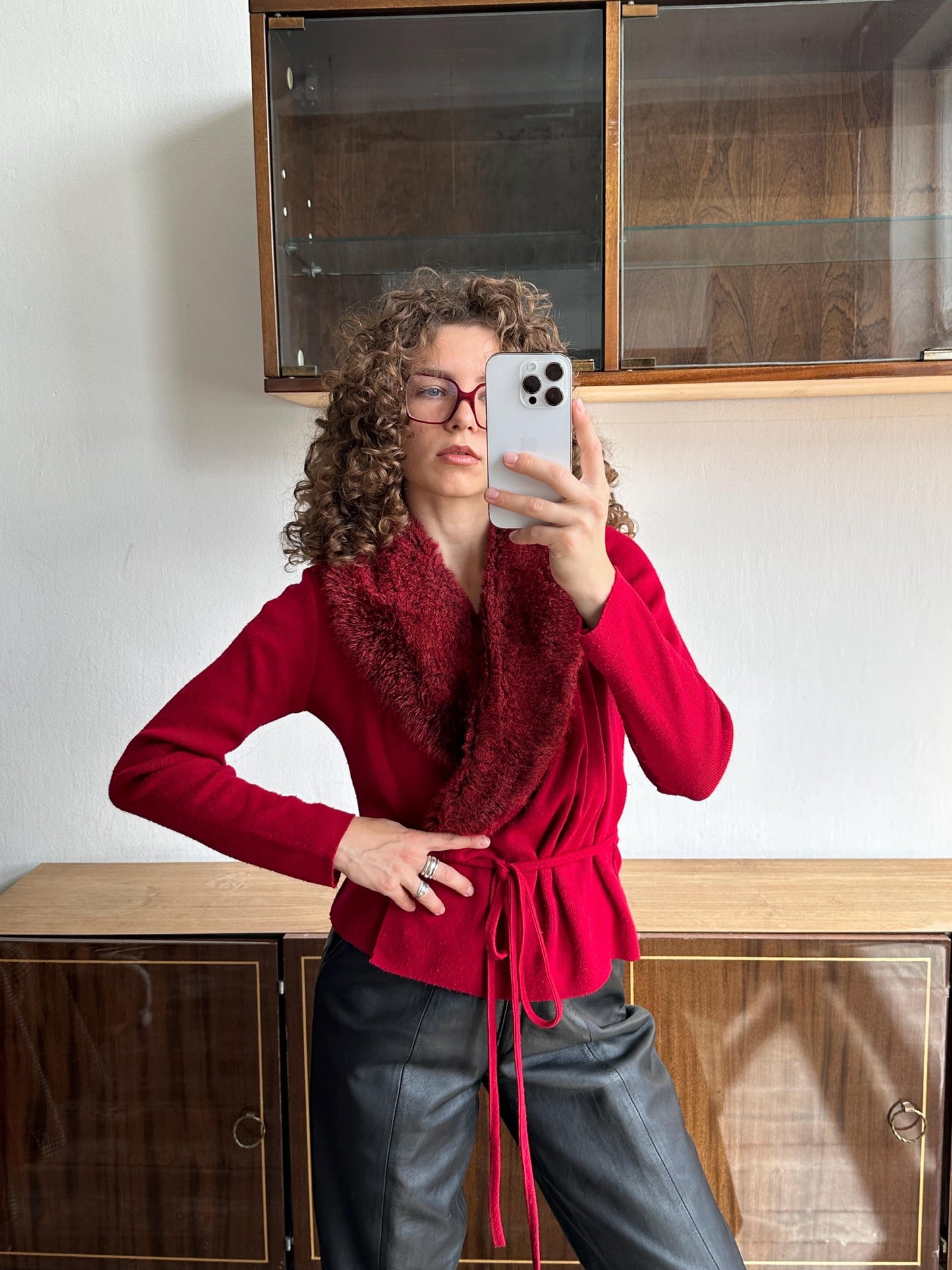 Vintage women slim-fit belted red cardigan with fur collar