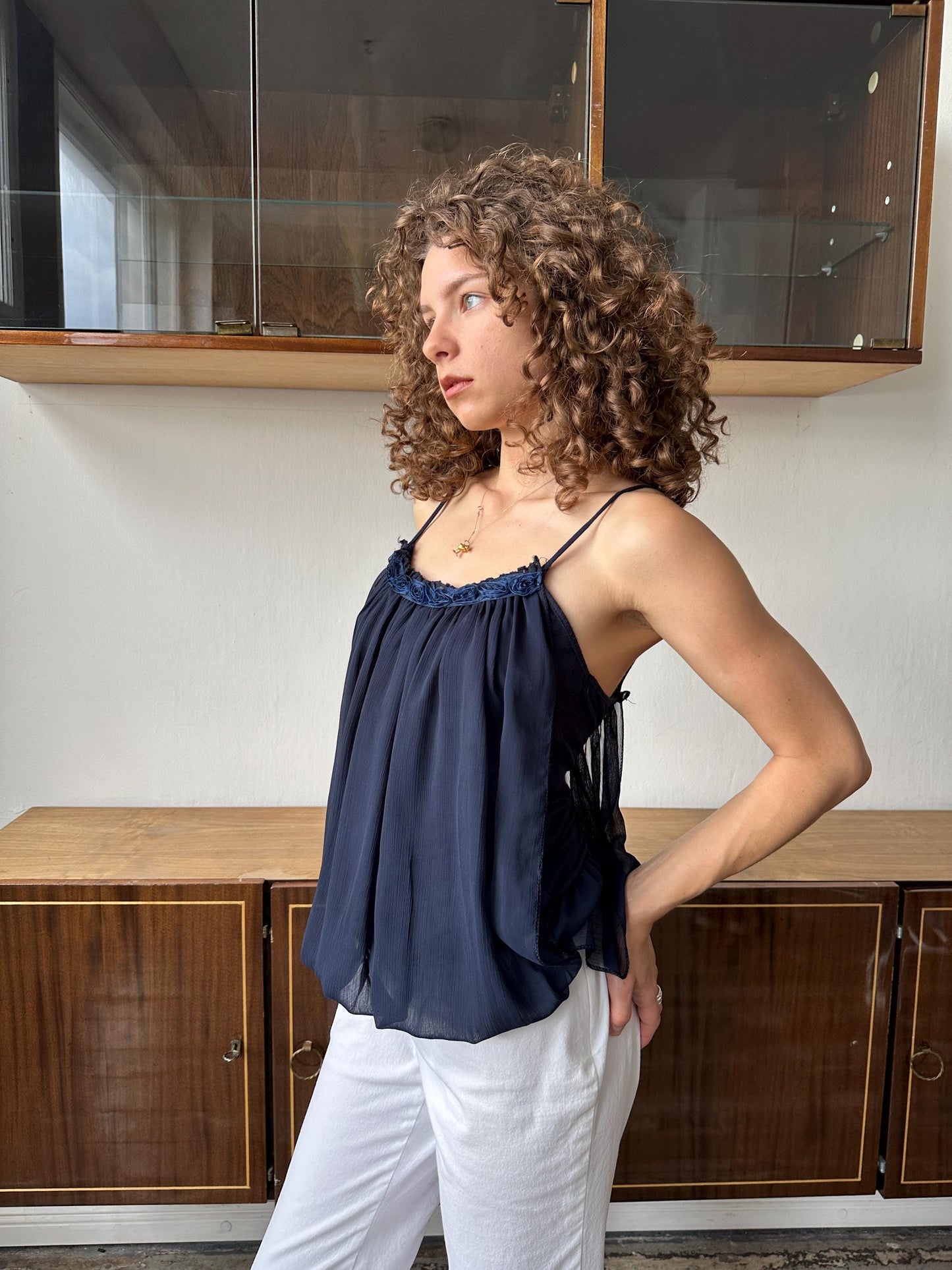 Vintage balloon top in dark blue with floral detail
