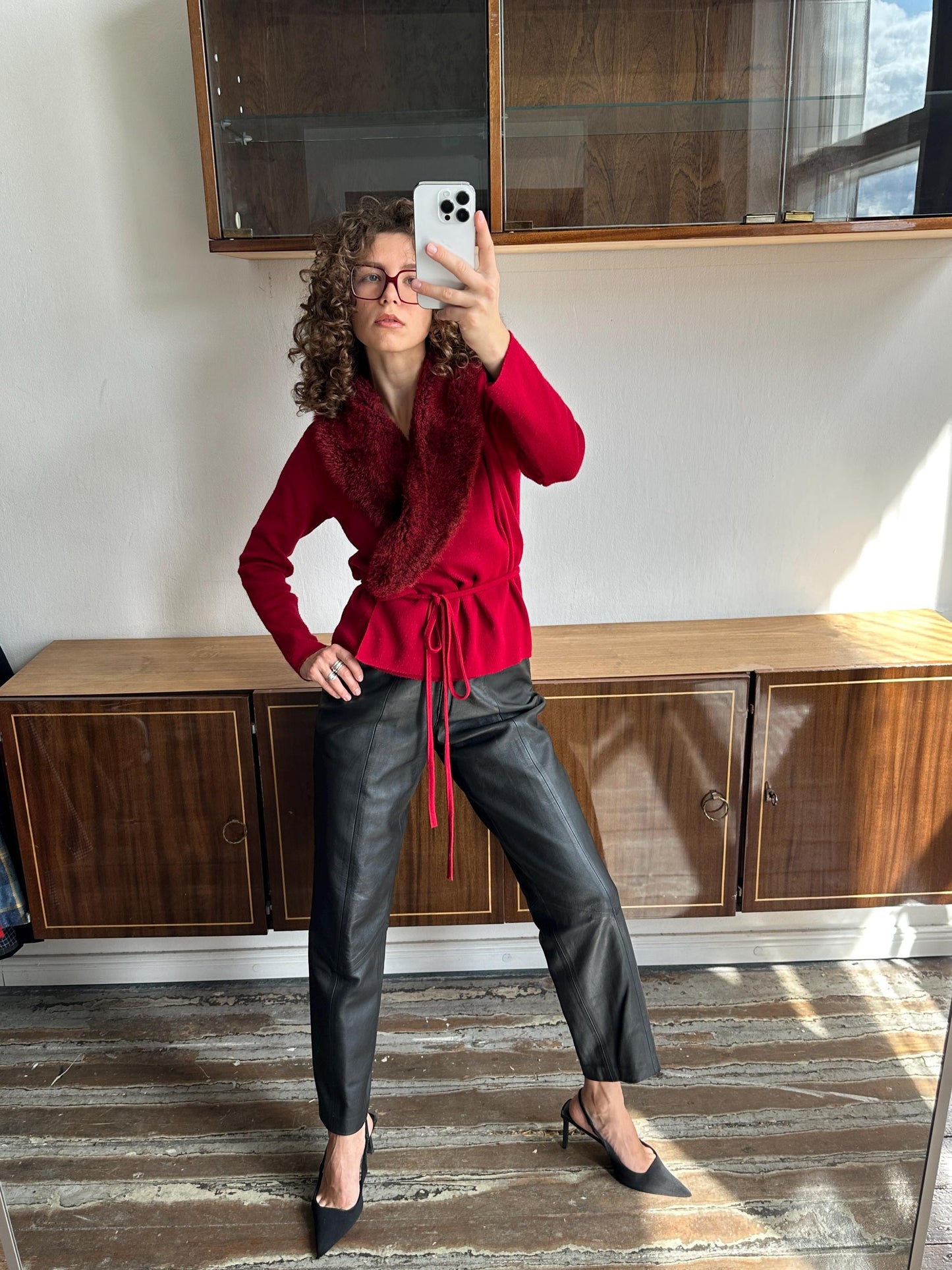 Vintage women slim-fit belted red cardigan with fur collar