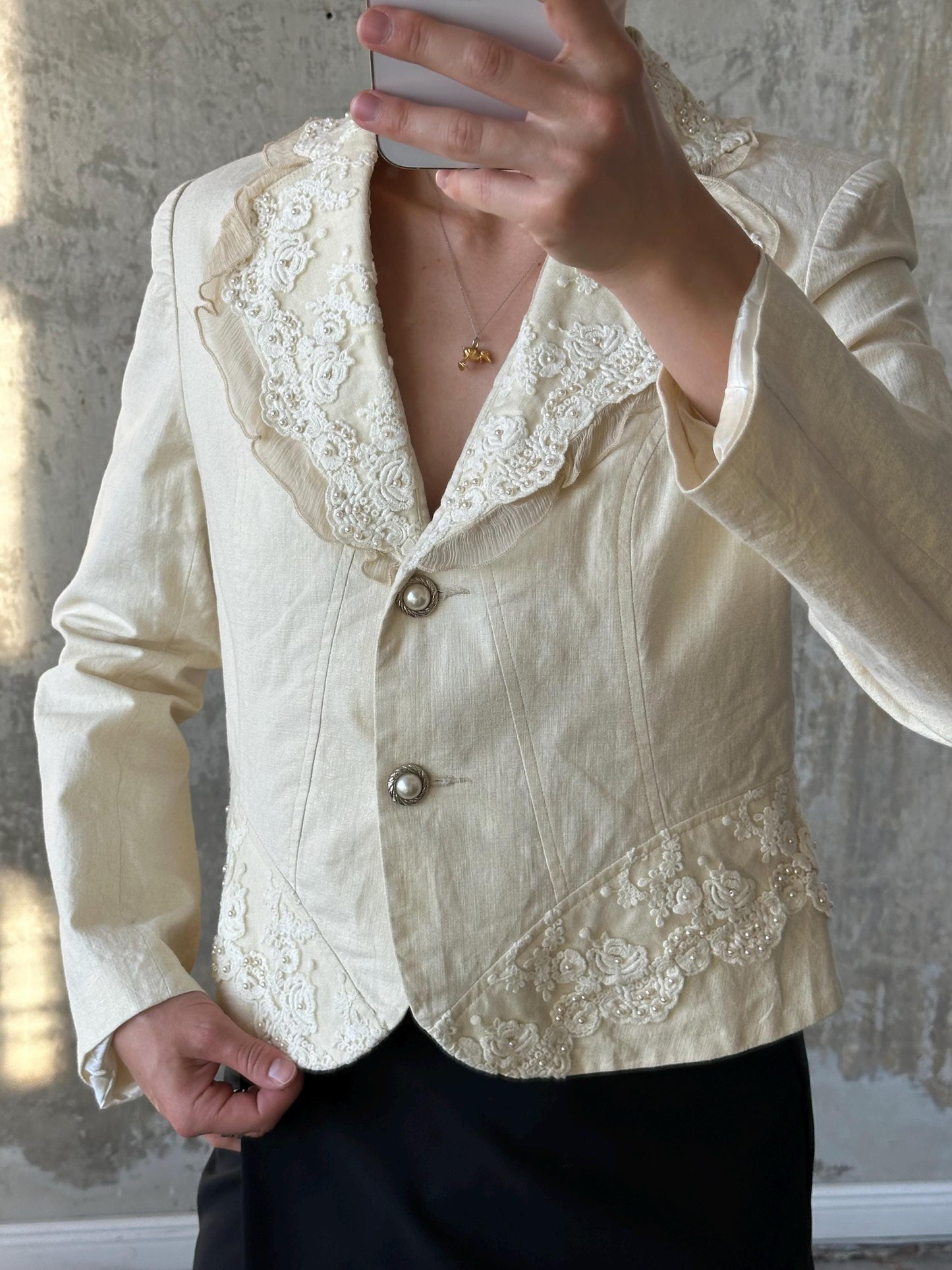 Vintage embroidered slim-fitted blazer in white (ivory)