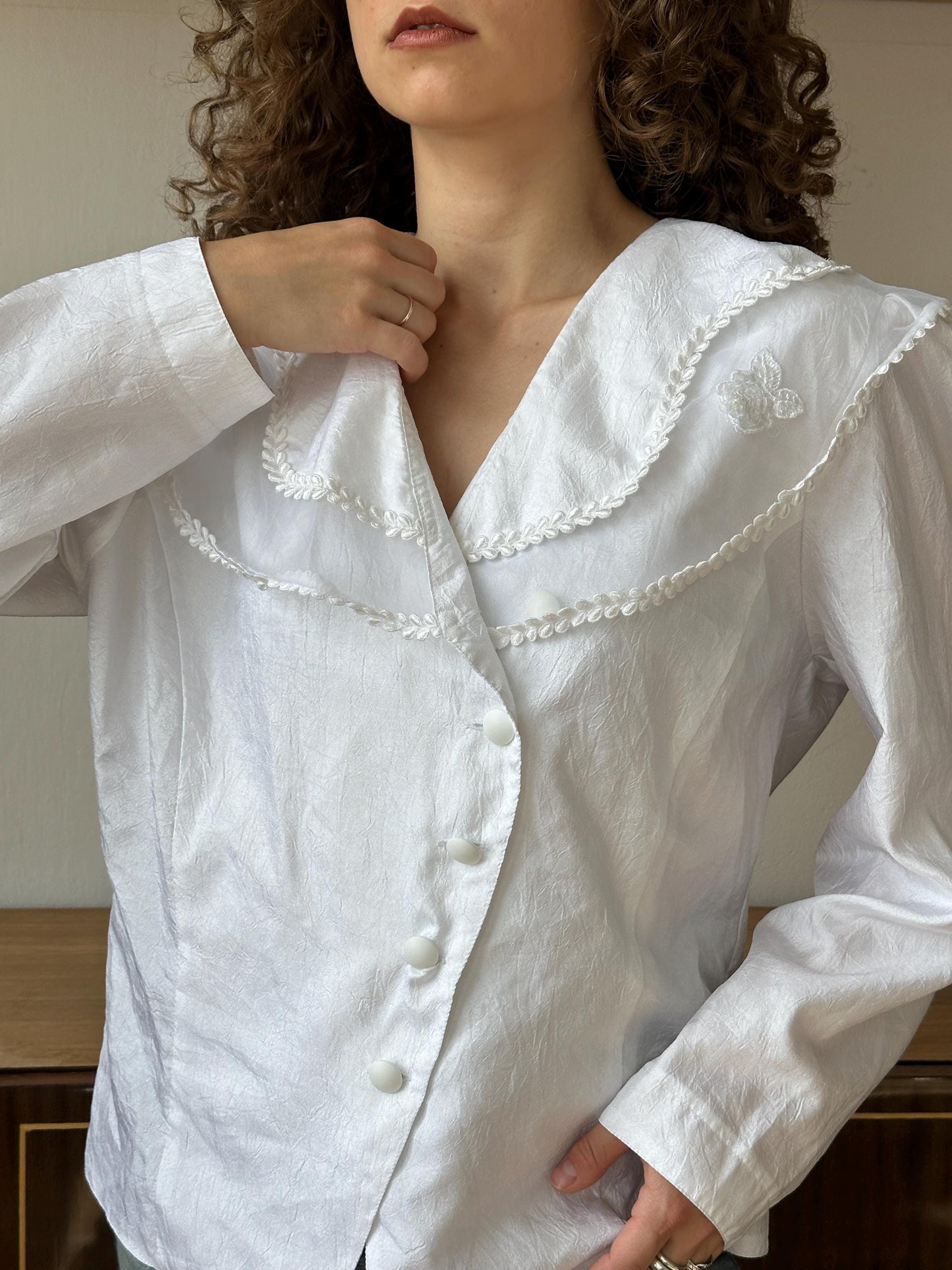 Vintage embroidered women blouse in white with large collar