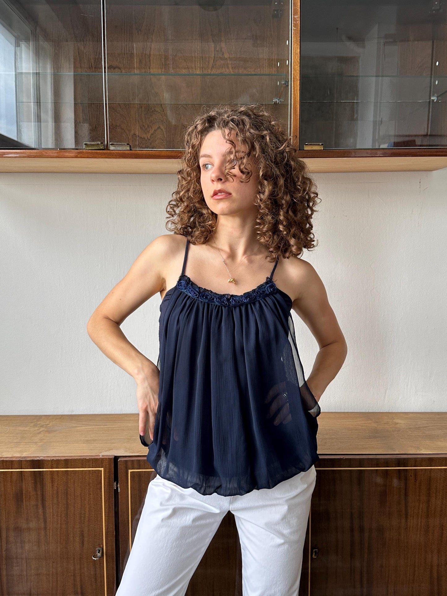 Vintage balloon top in dark blue with floral detail