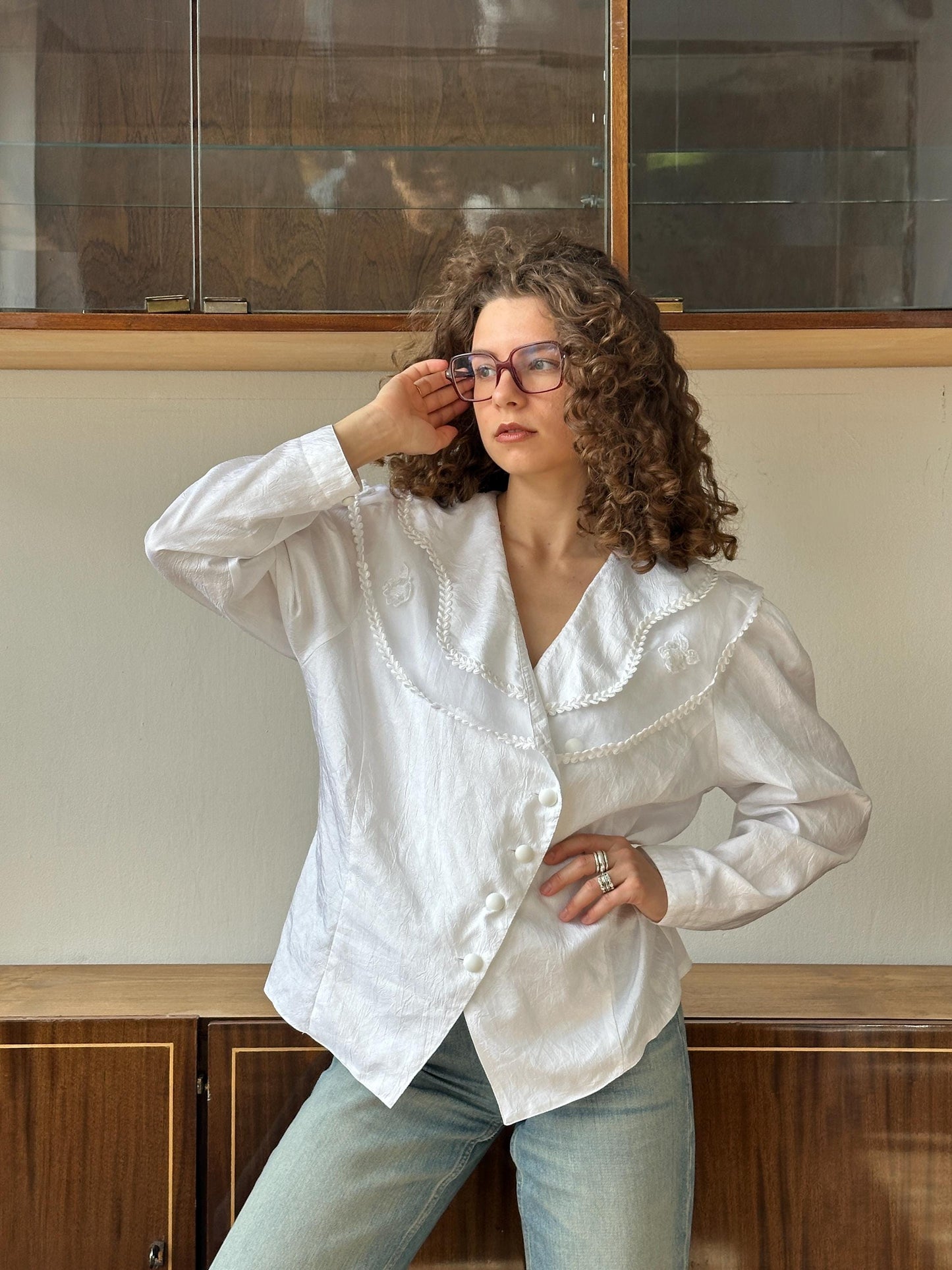 Vintage embroidered women blouse in white with large collar