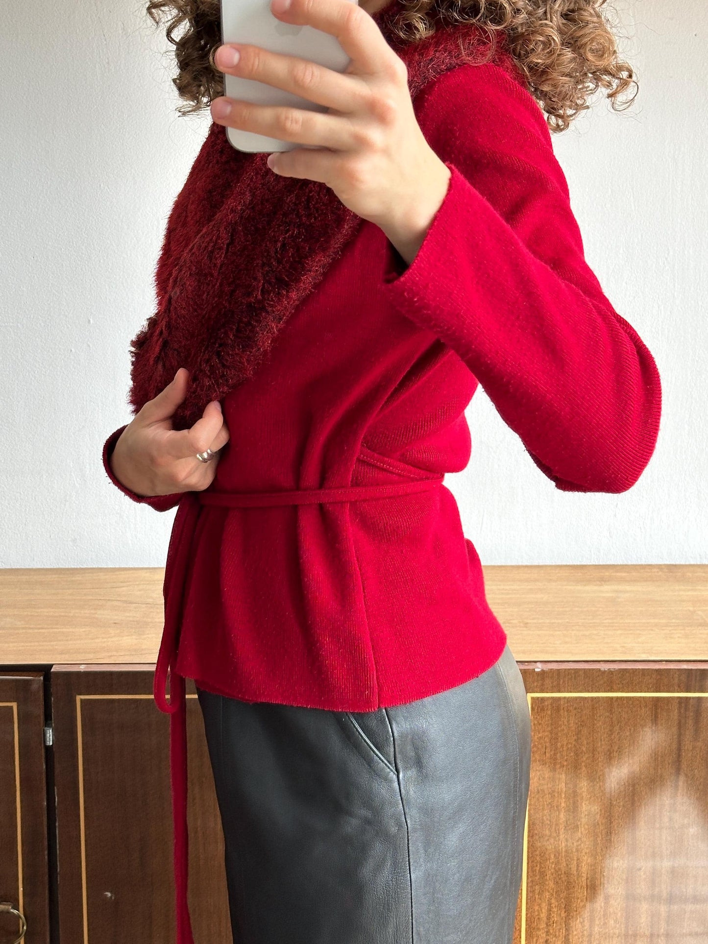 Vintage women slim-fit belted red cardigan with fur collar