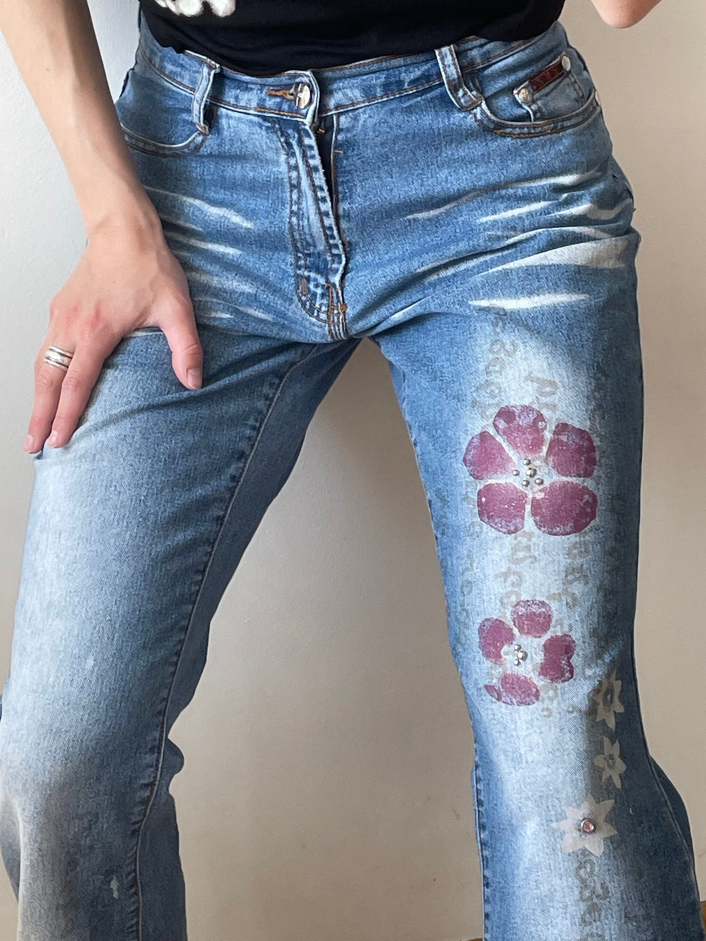 Vintage y2k mid rise vintage light blue jeans with flowers and rhinestones