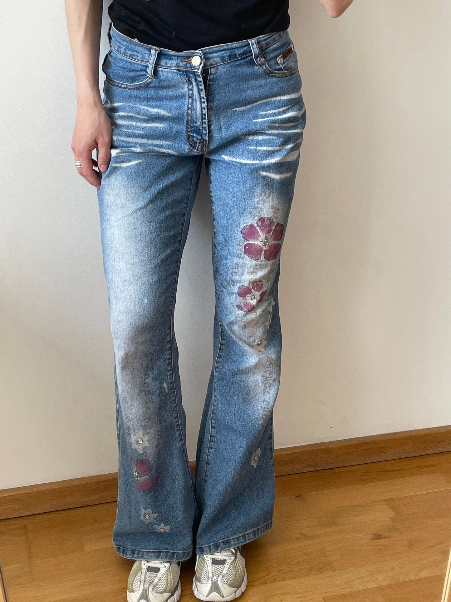 Vintage y2k mid rise vintage light blue jeans with flowers and rhinestones