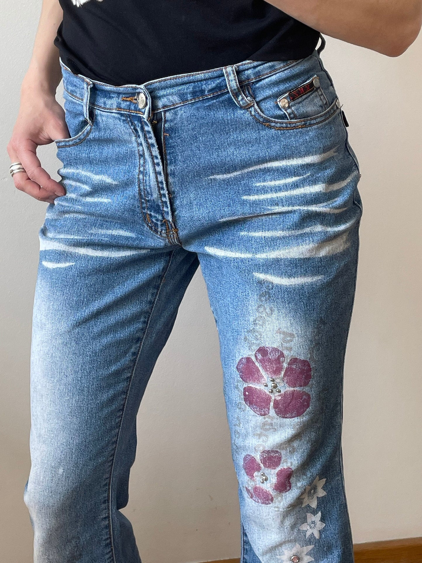 Vintage y2k mid rise vintage light blue jeans with flowers and rhinestones