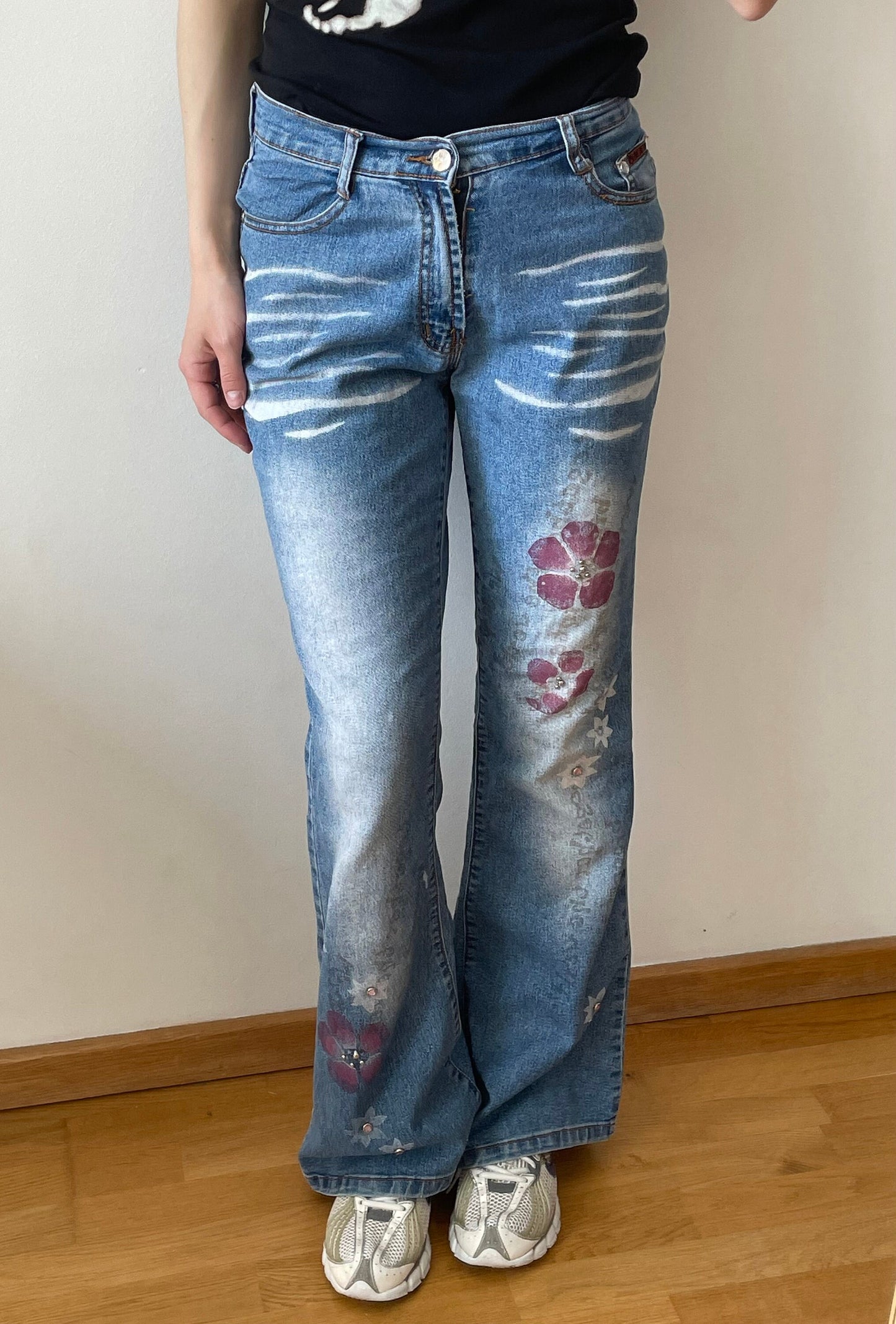 Vintage y2k mid rise vintage light blue jeans with flowers and rhinestones