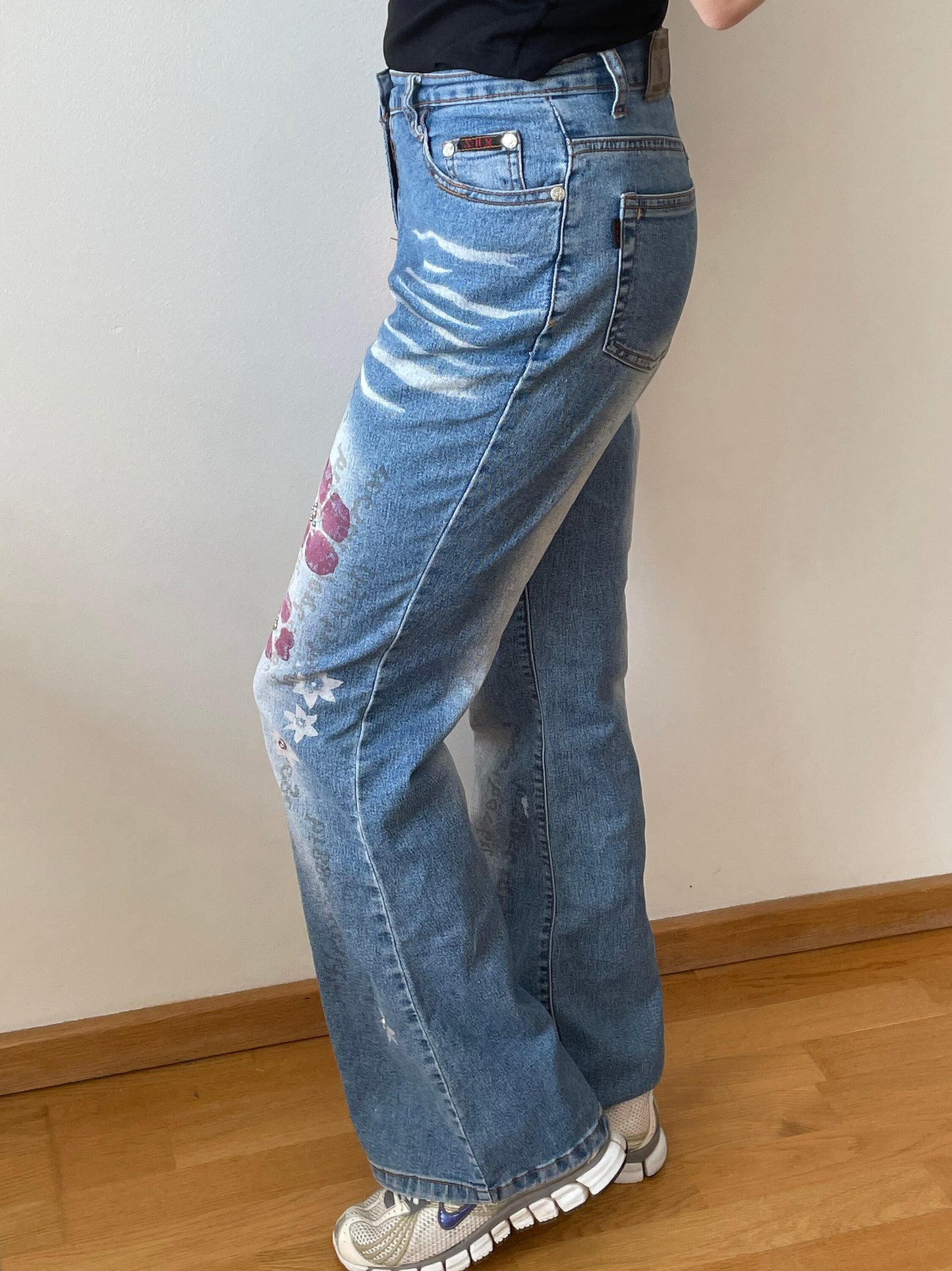 Vintage y2k mid rise vintage light blue jeans with flowers and rhinestones
