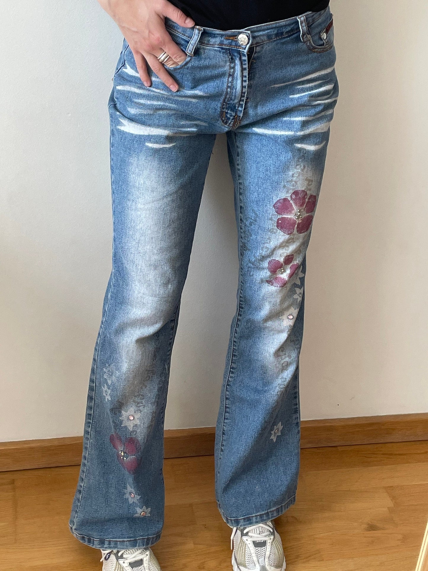 Vintage y2k mid rise vintage light blue jeans with flowers and rhinestones