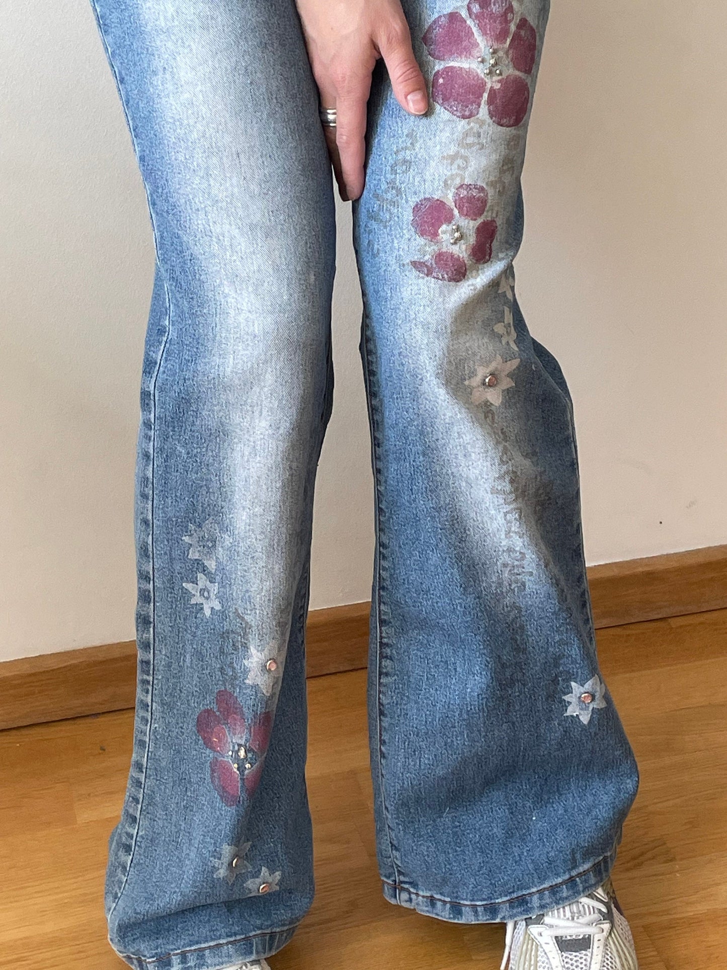 Vintage y2k mid rise vintage light blue jeans with flowers and rhinestones