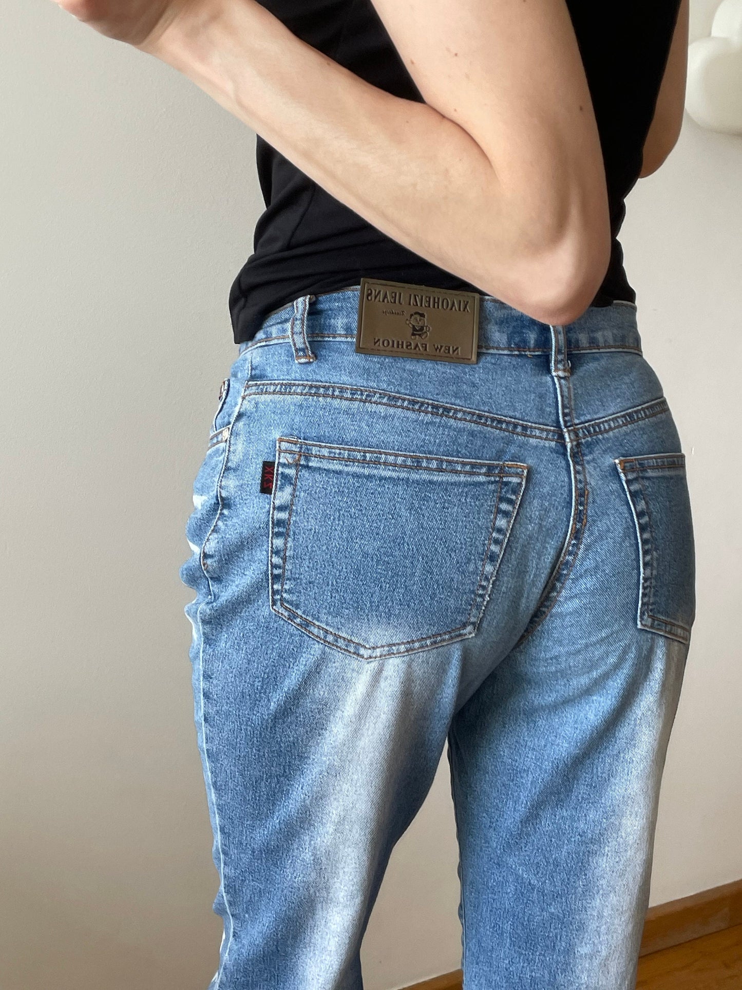 Vintage y2k mid rise vintage light blue jeans with flowers and rhinestones