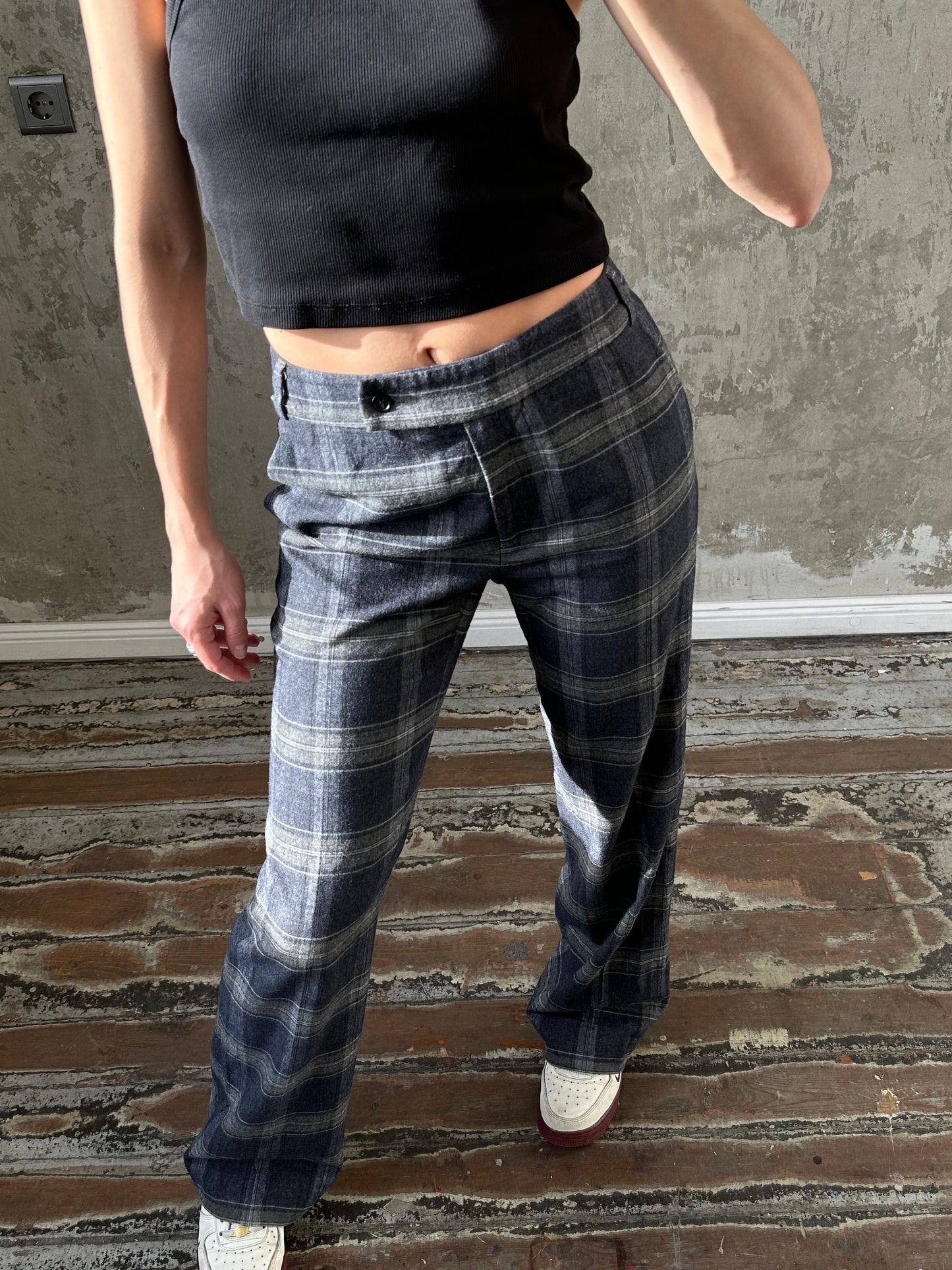 Vintage women checked wool trousers in grey