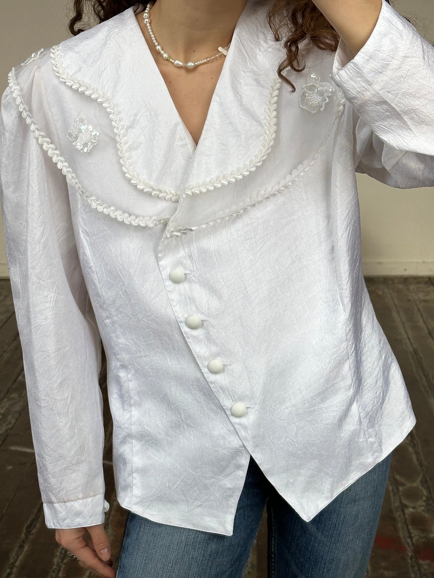 Vintage embroidered women blouse in white with large collar