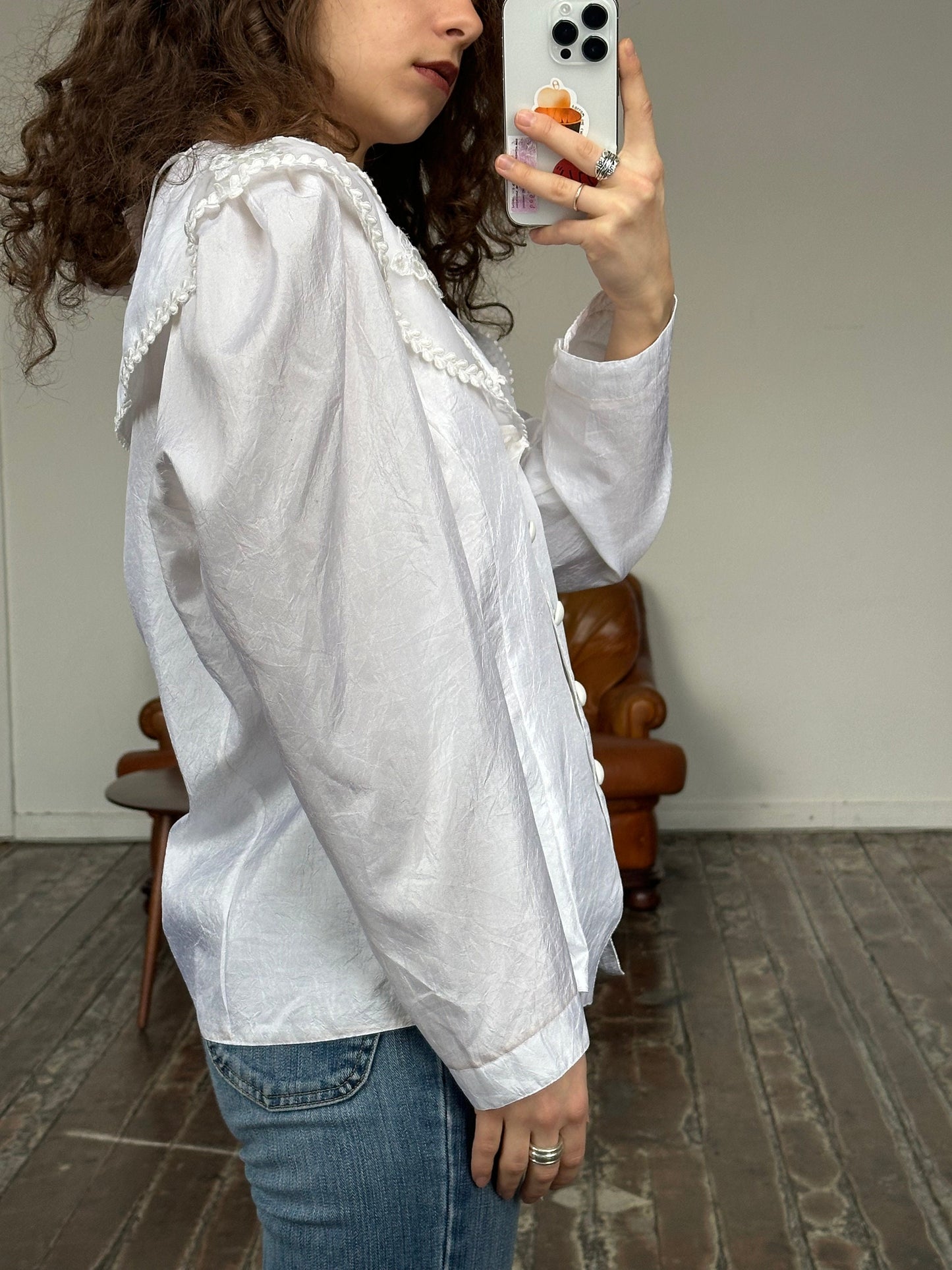 Vintage embroidered women blouse in white with large collar