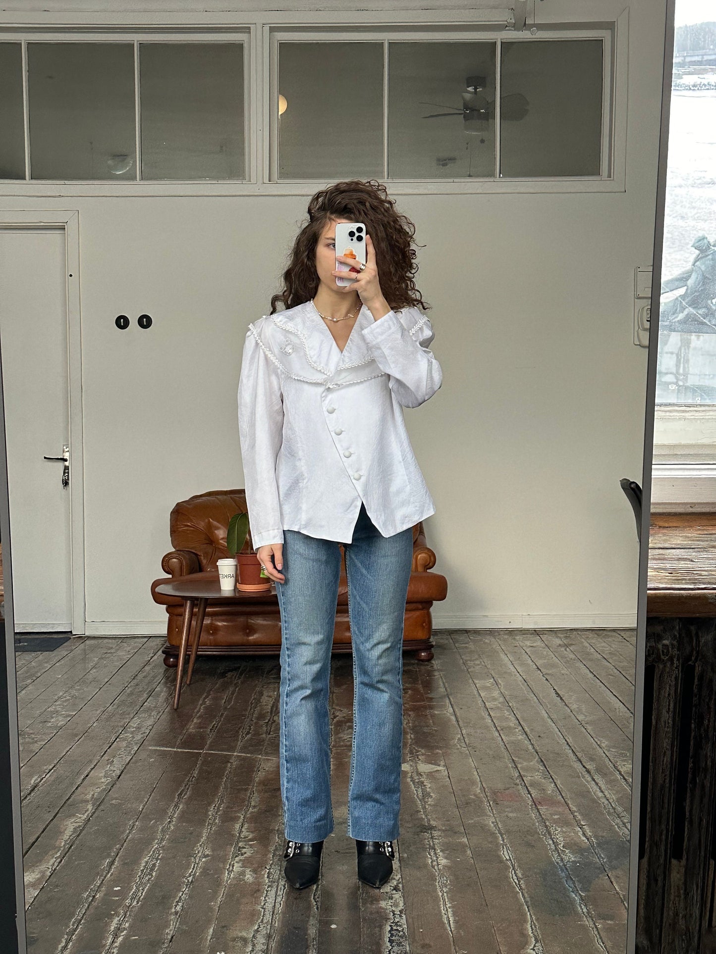 Vintage embroidered women blouse in white with large collar