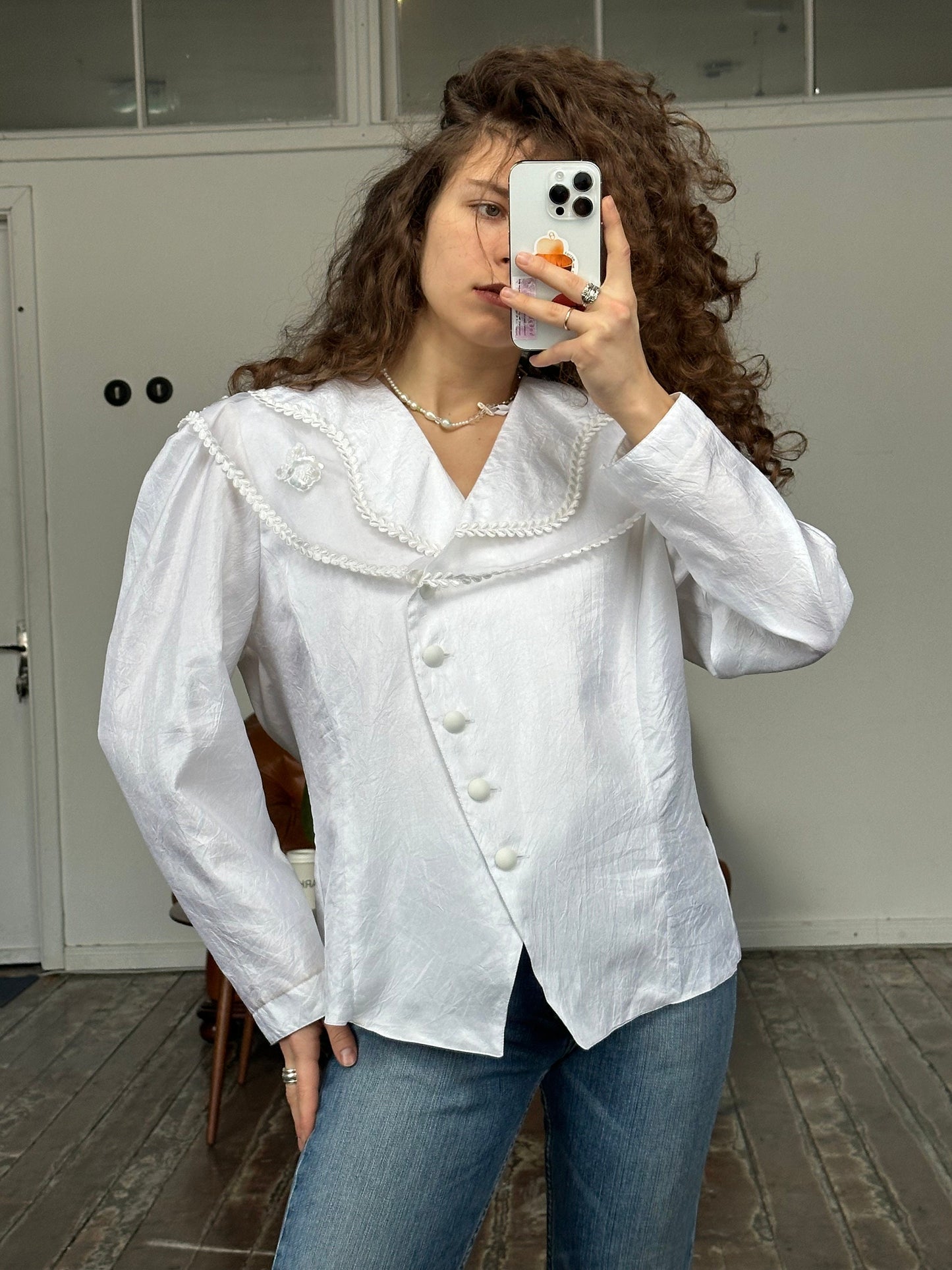 Vintage embroidered women blouse in white with large collar