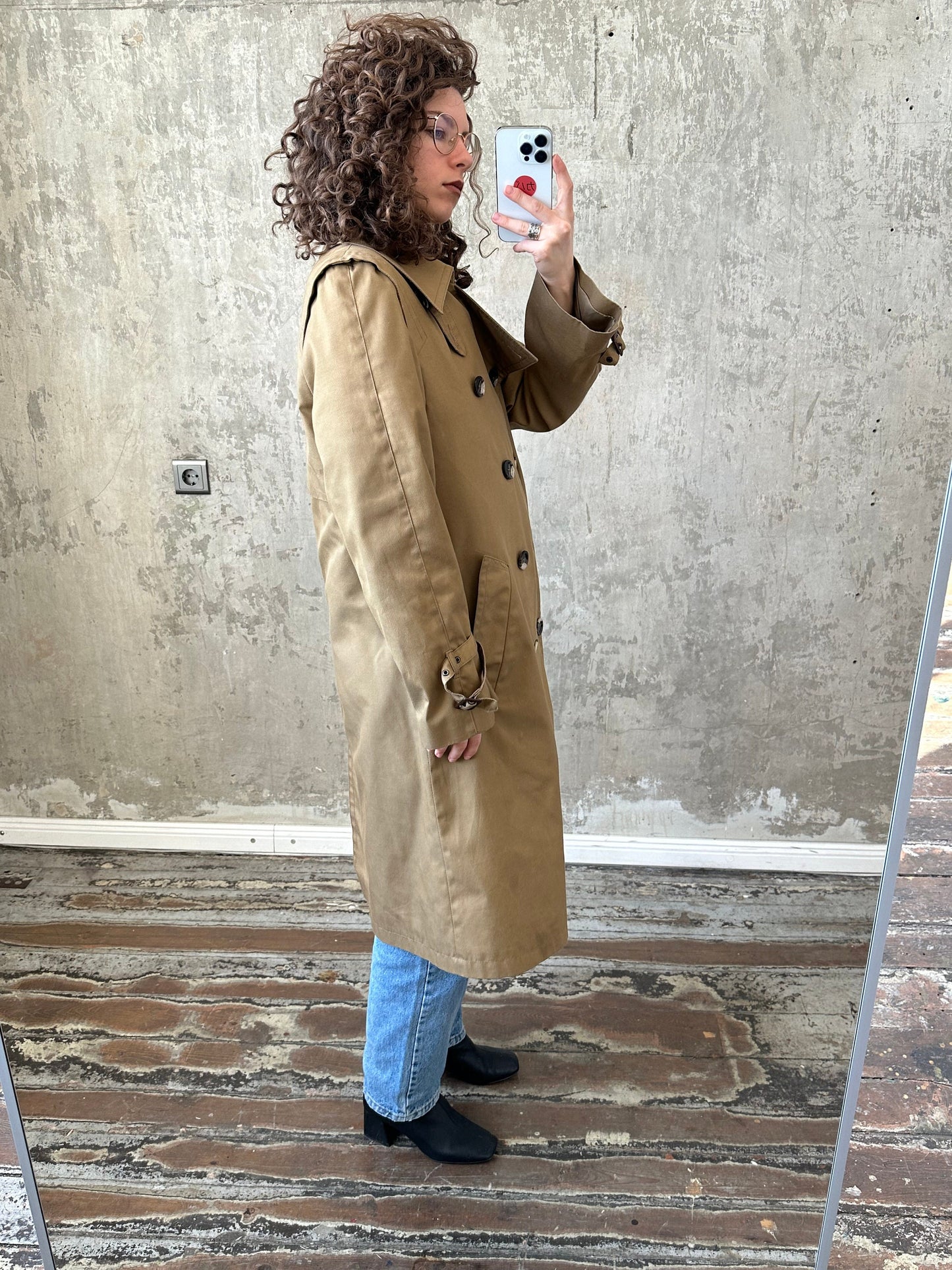 Classy 80s vintage trench coat in beige