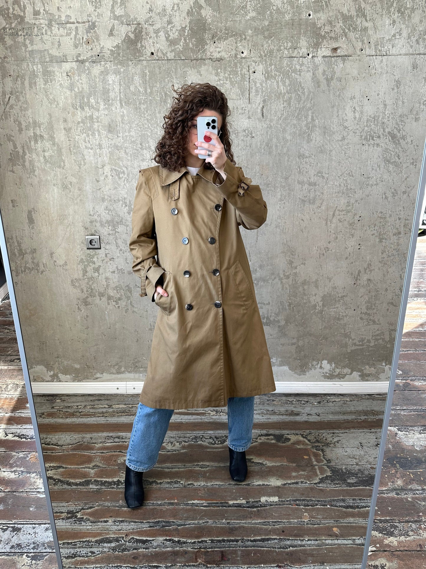Classy 80s vintage trench coat in beige