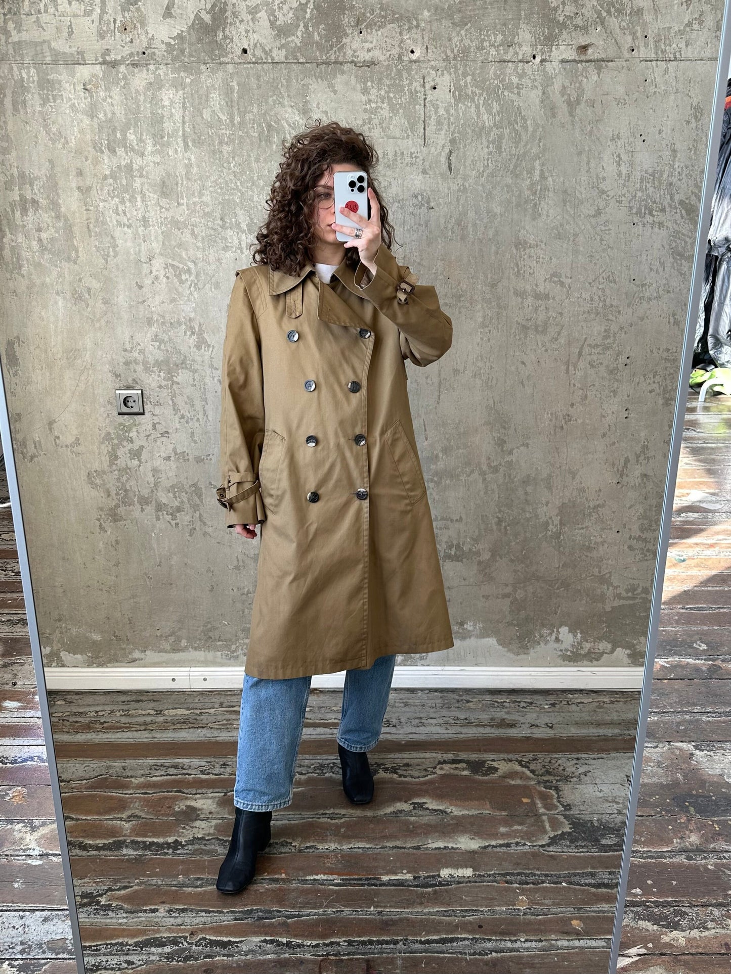 Classy 80s vintage trench coat in beige