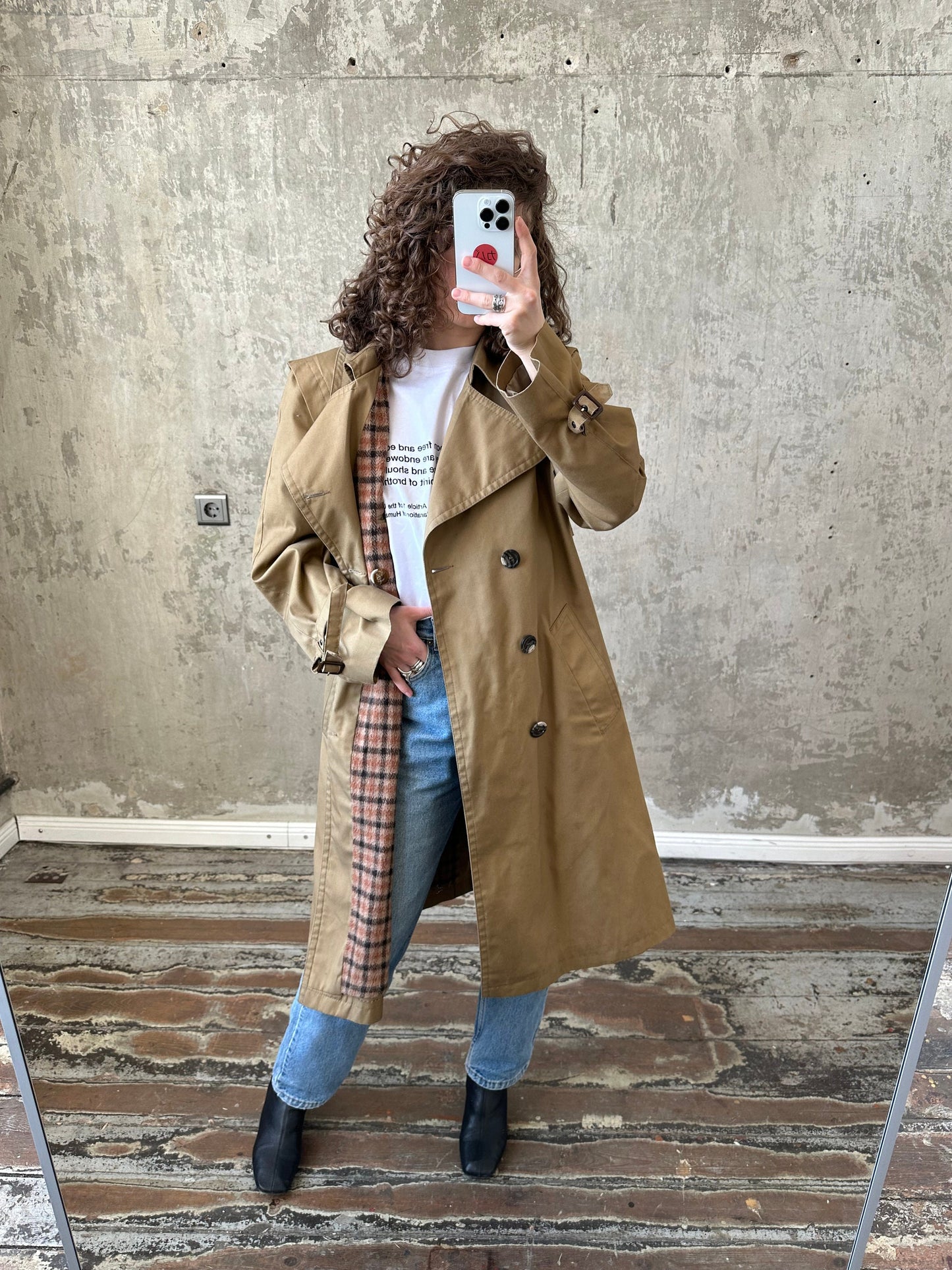 Classy 80s vintage trench coat in beige