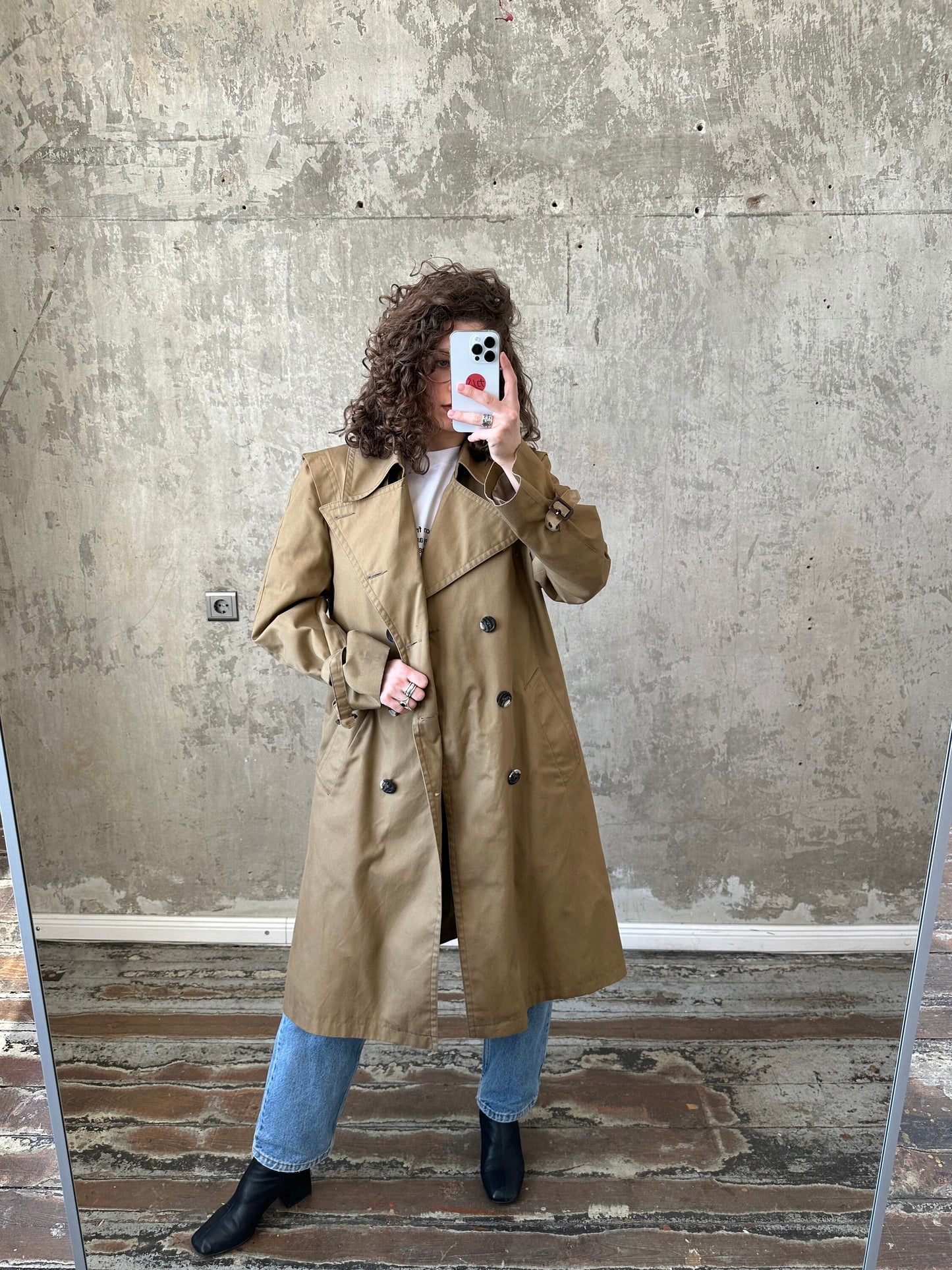 Classy 80s vintage trench coat in beige