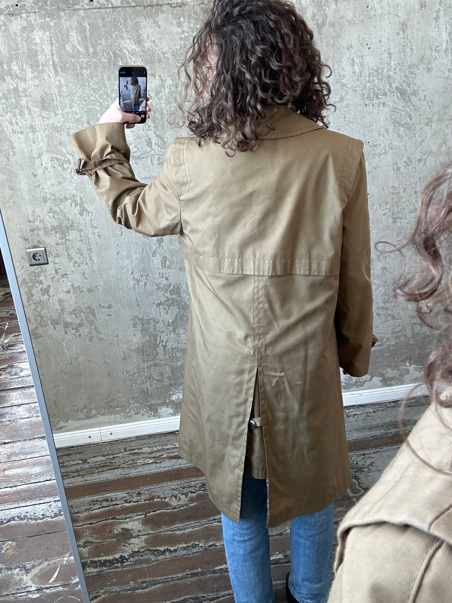 Classy 80s vintage trench coat in beige
