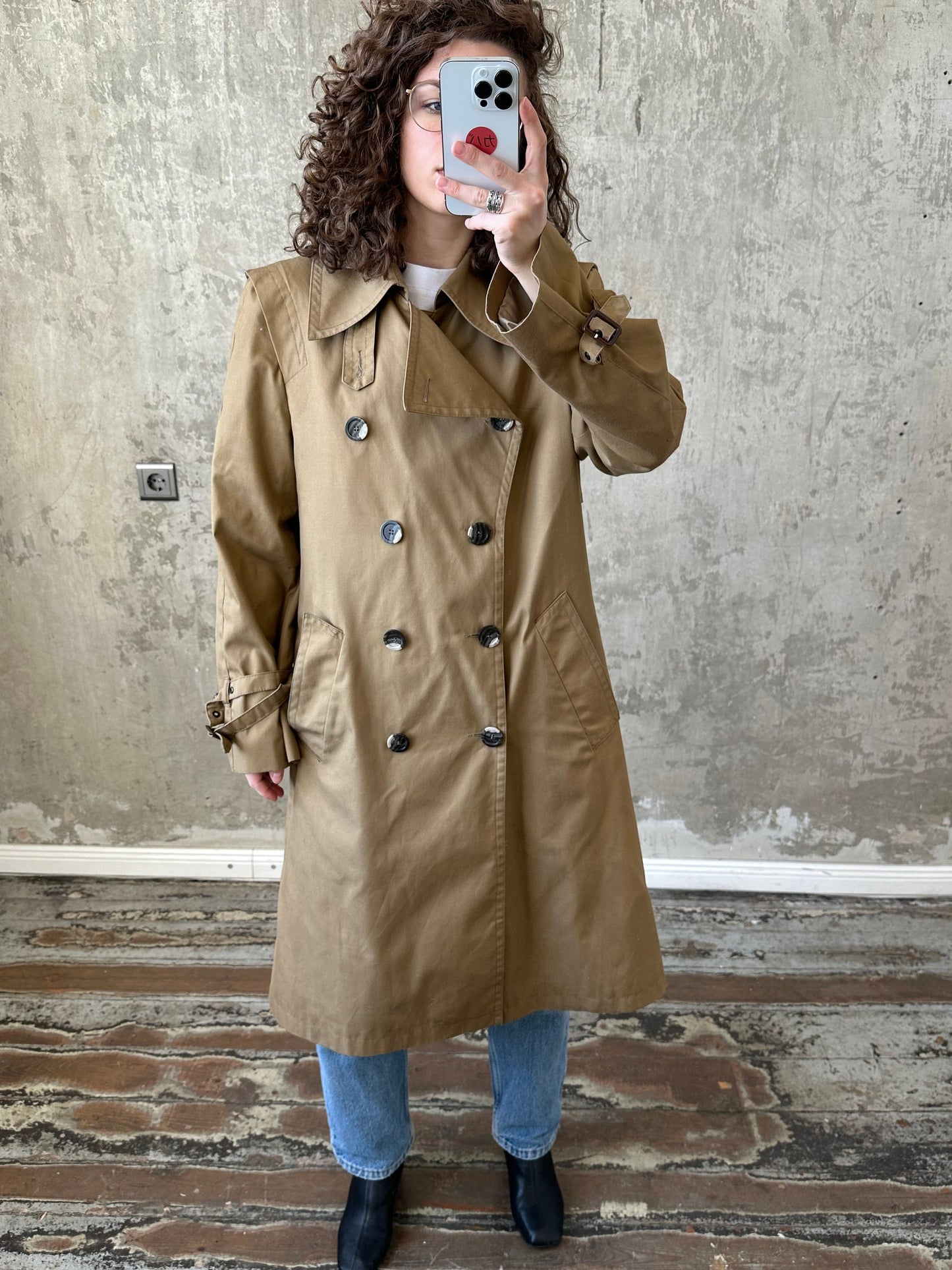 Classy 80s vintage trench coat in beige