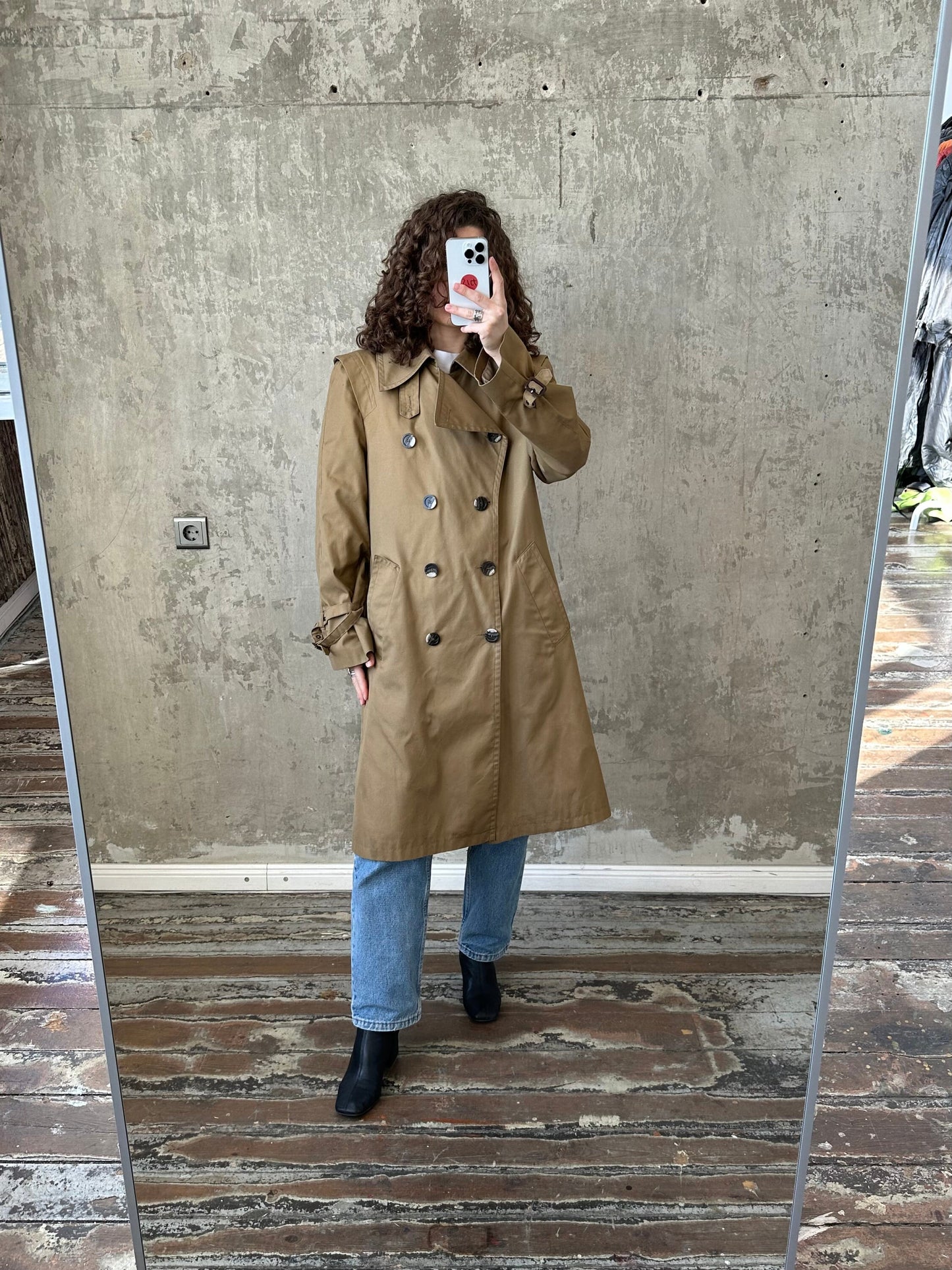 Classy 80s vintage trench coat in beige